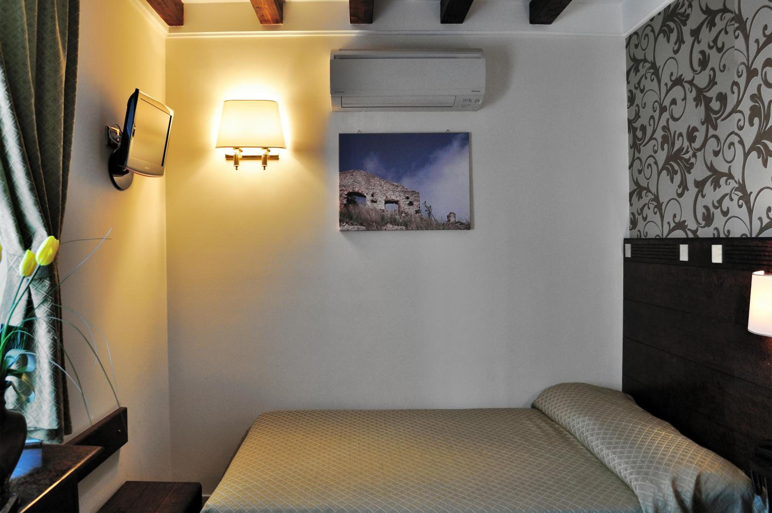 Economy Double Room With Small Double Bed photo 2