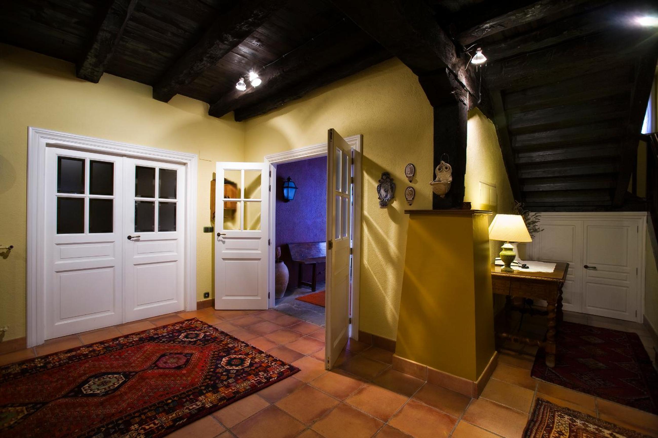 Five-Bedroom House photo 3