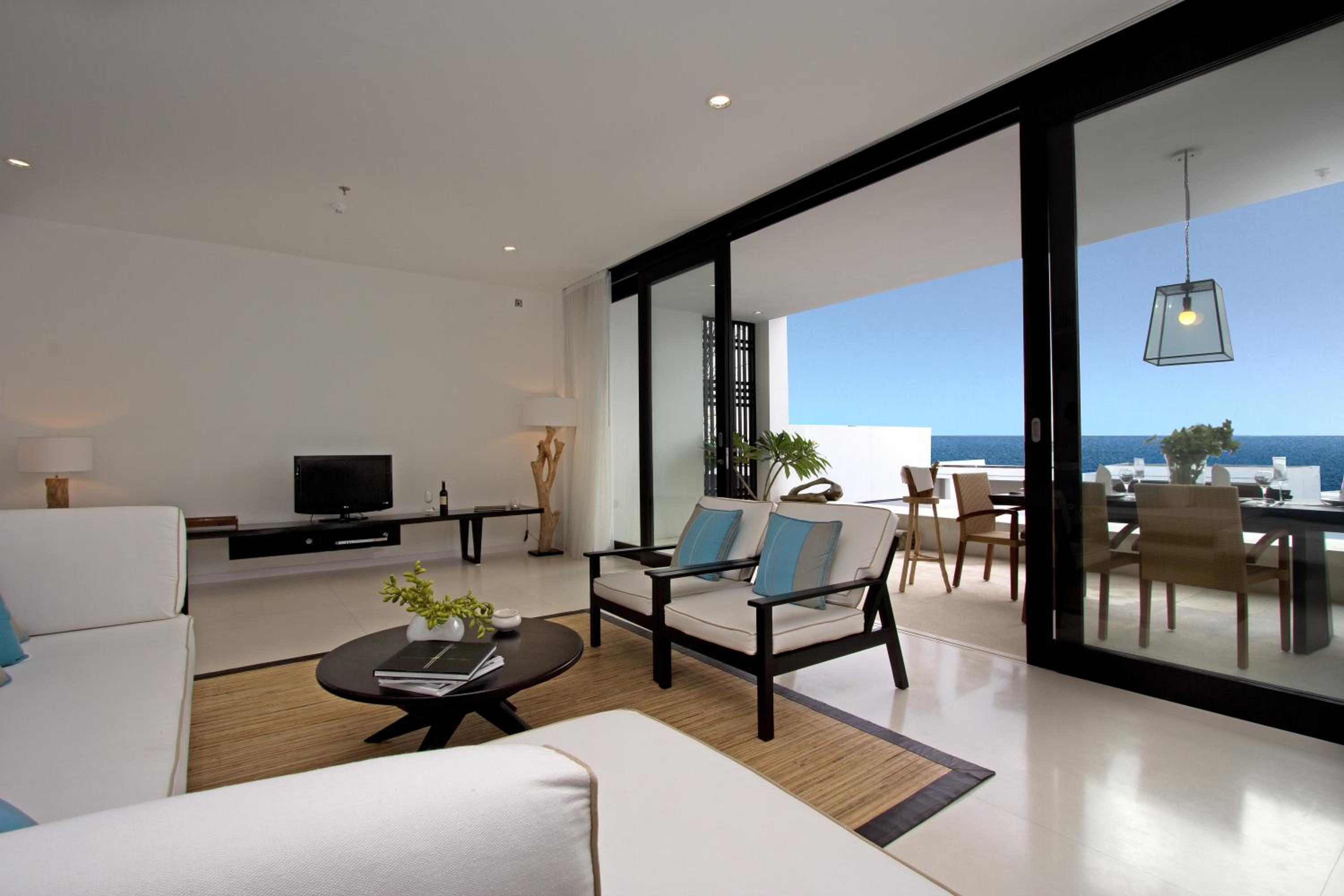 Deluxe Two-Bedroom Hillside Villa - Photo 3
