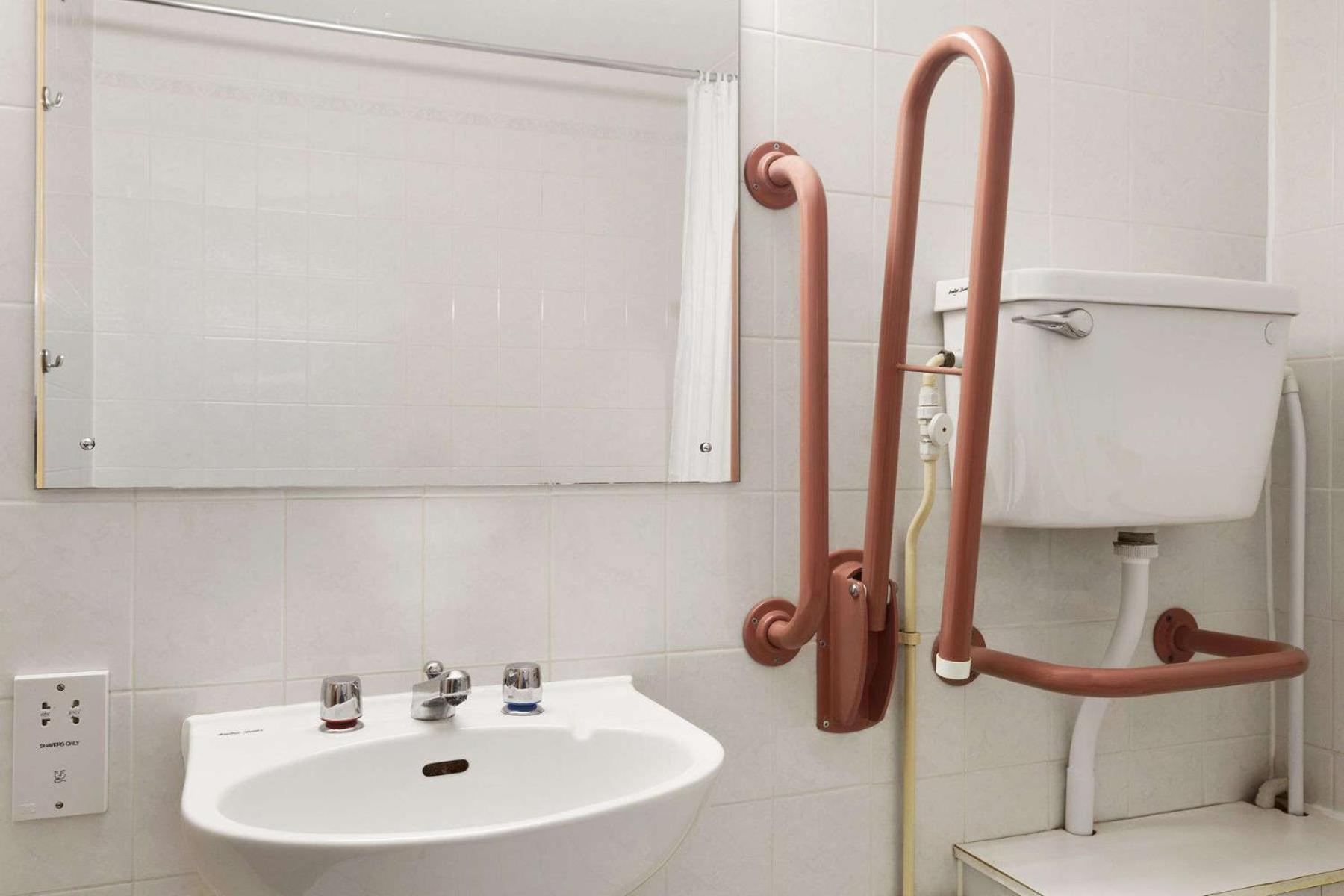 Twin Room - Disability Access - Photo 5
