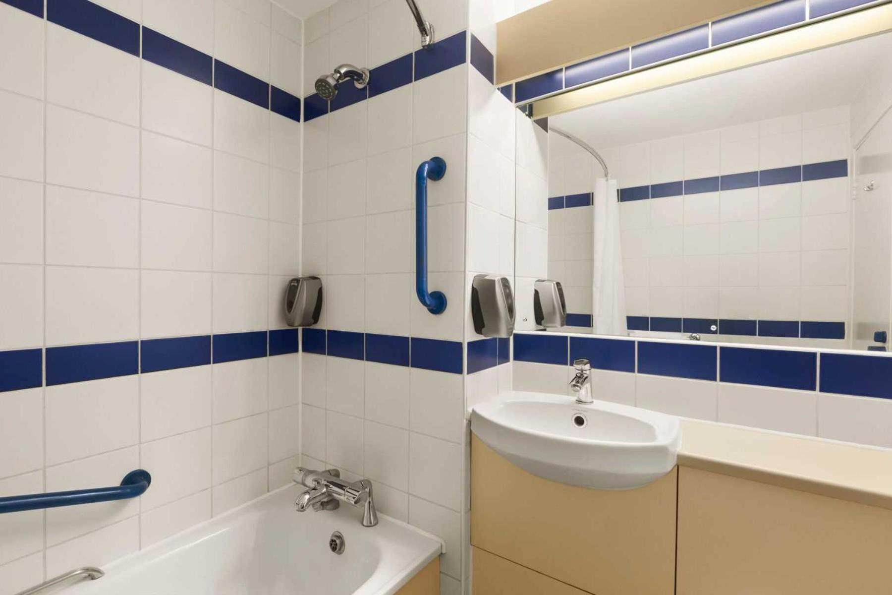 Double Room - Disability Access photo 3