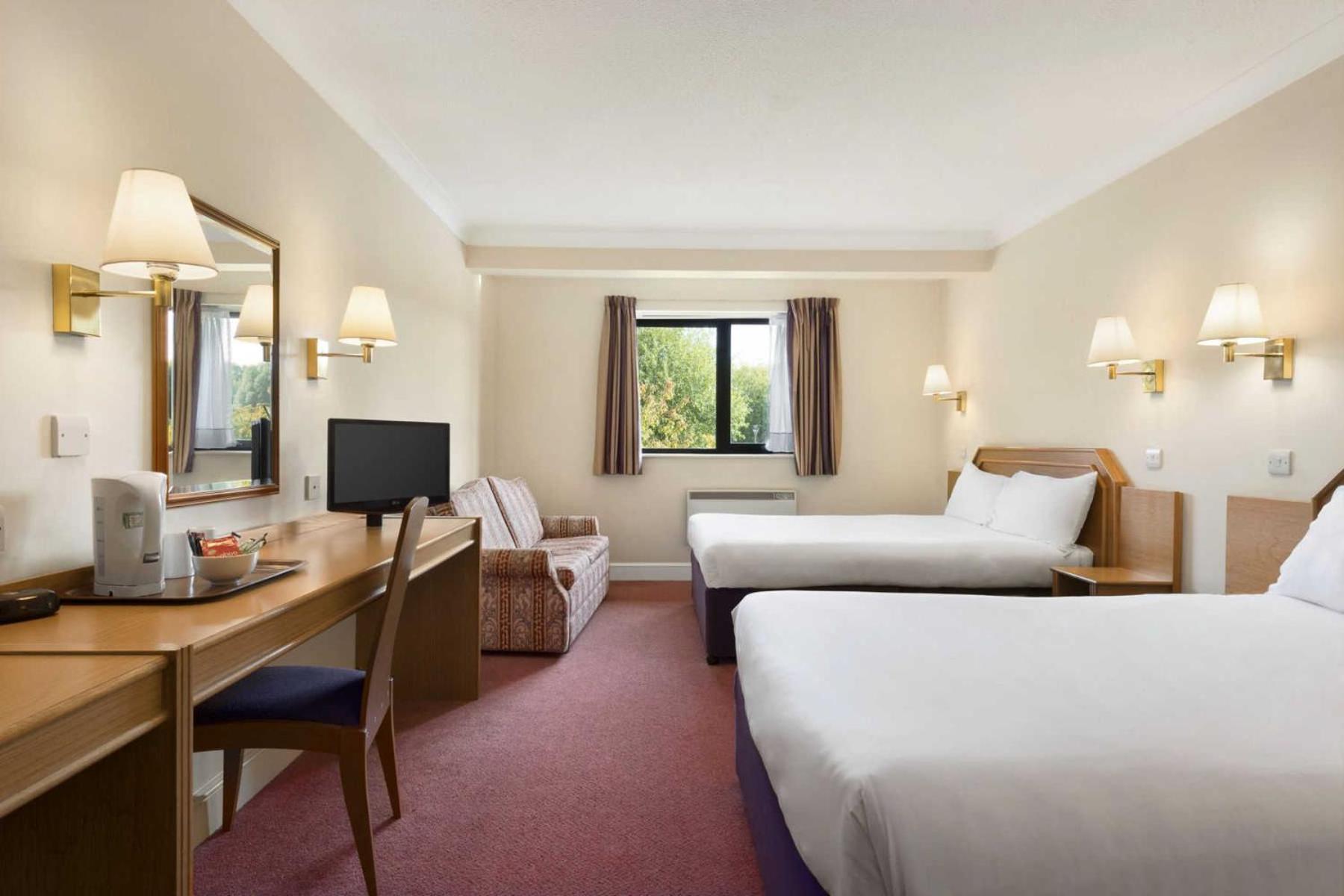 Double Room with Two Double Beds - Photo 2