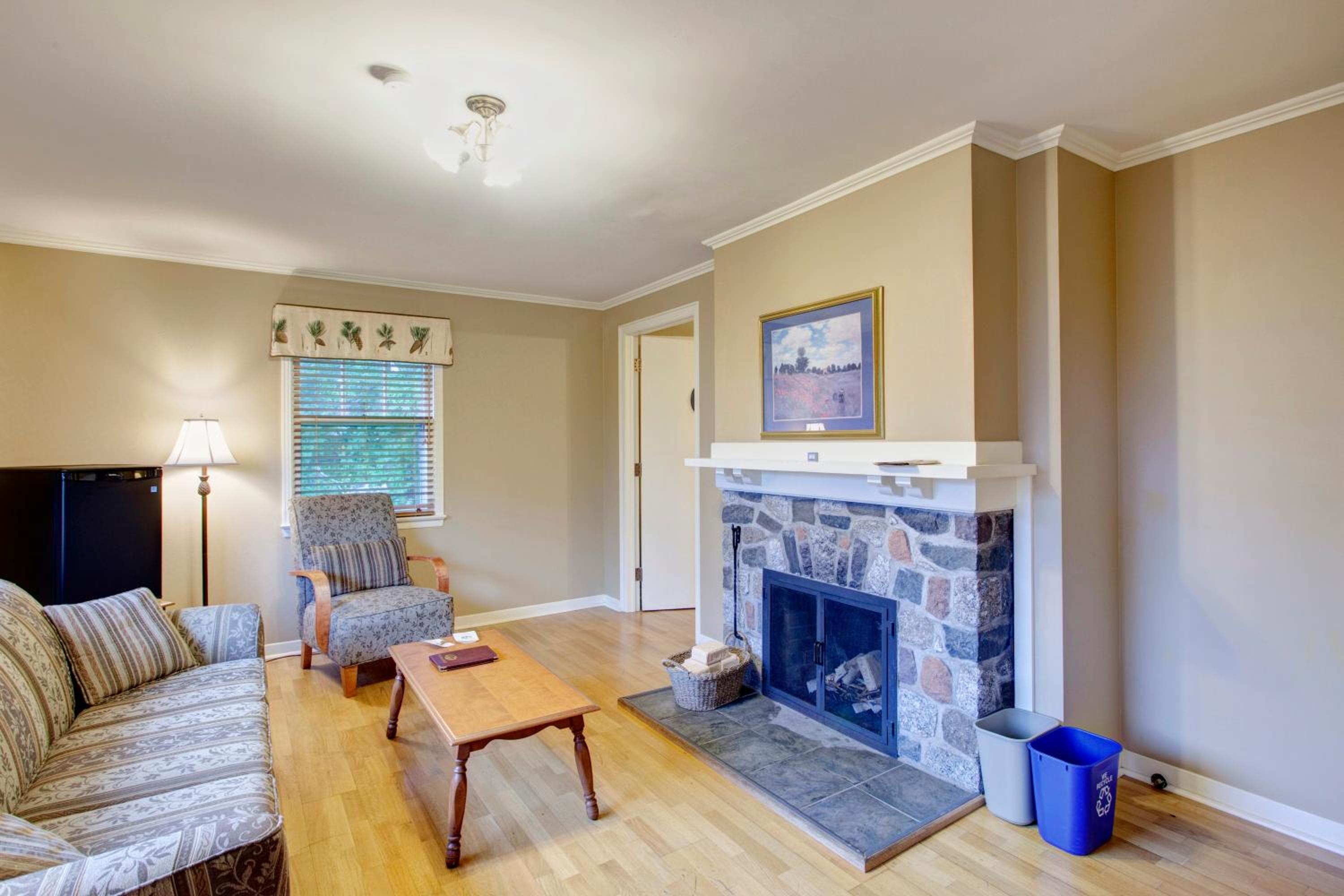Two-Bedroom Cottage - Photo 8