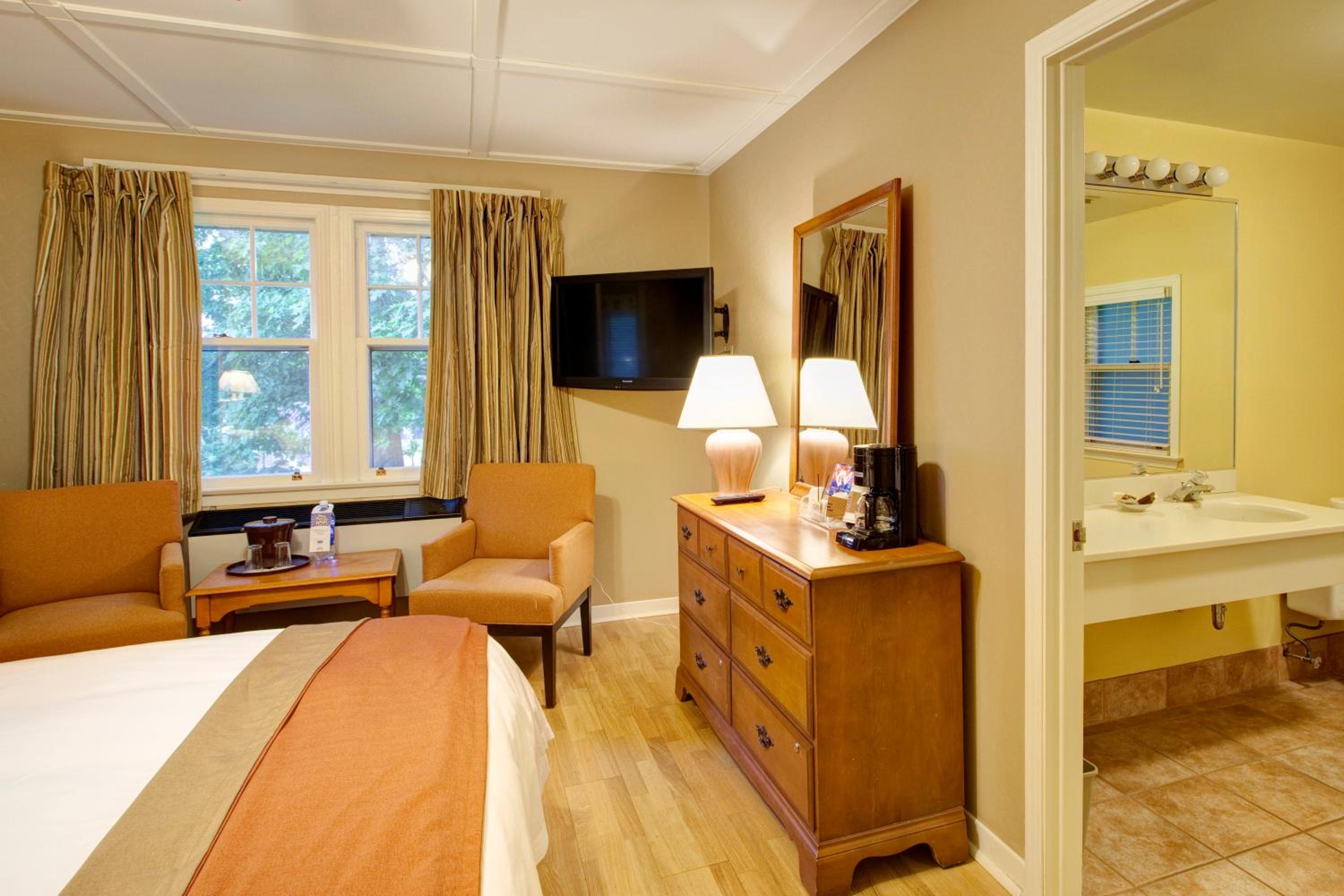 Two-Bedroom Cottage - Photo 4
