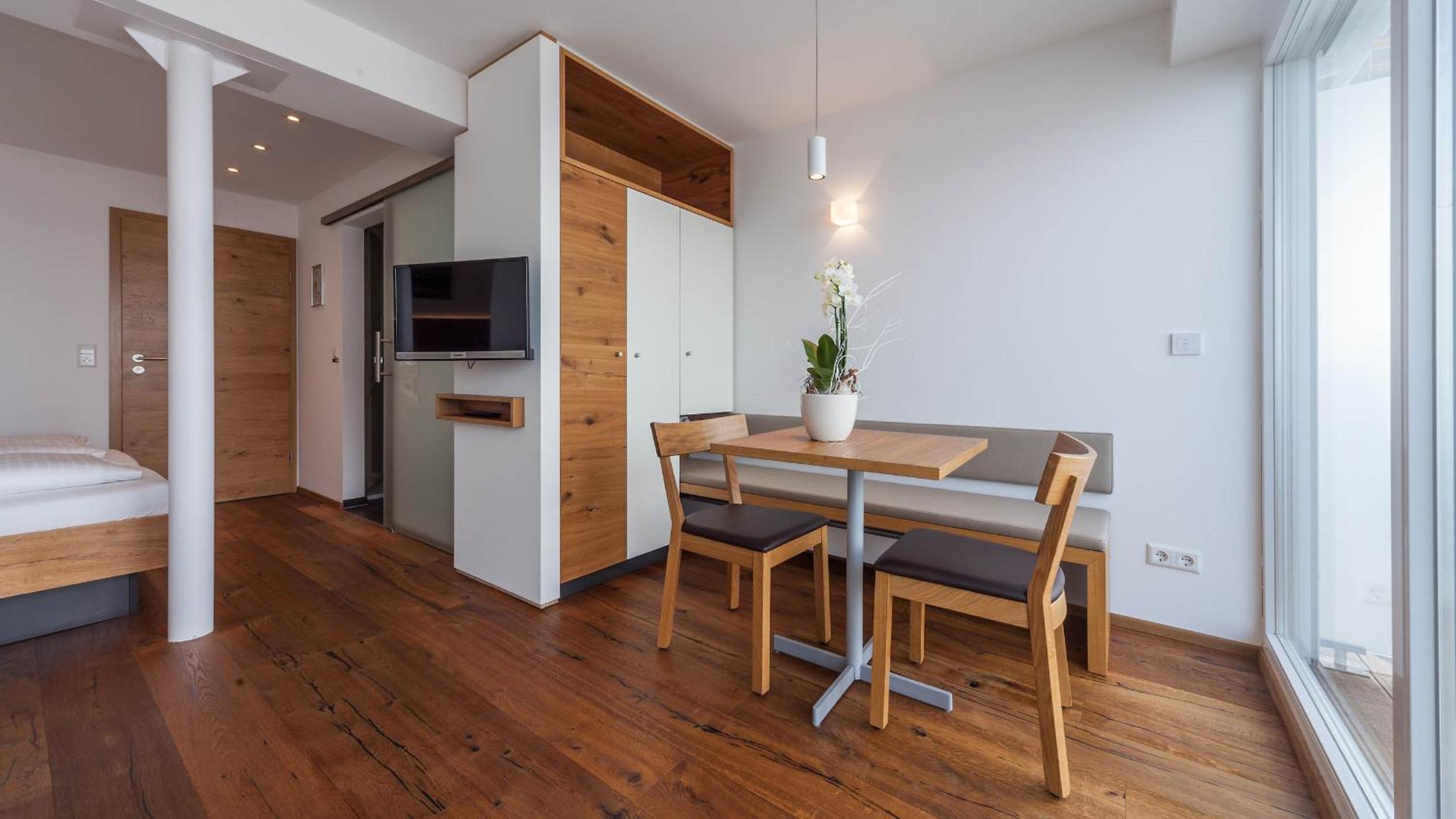 Double Room with Lake View and Balcony