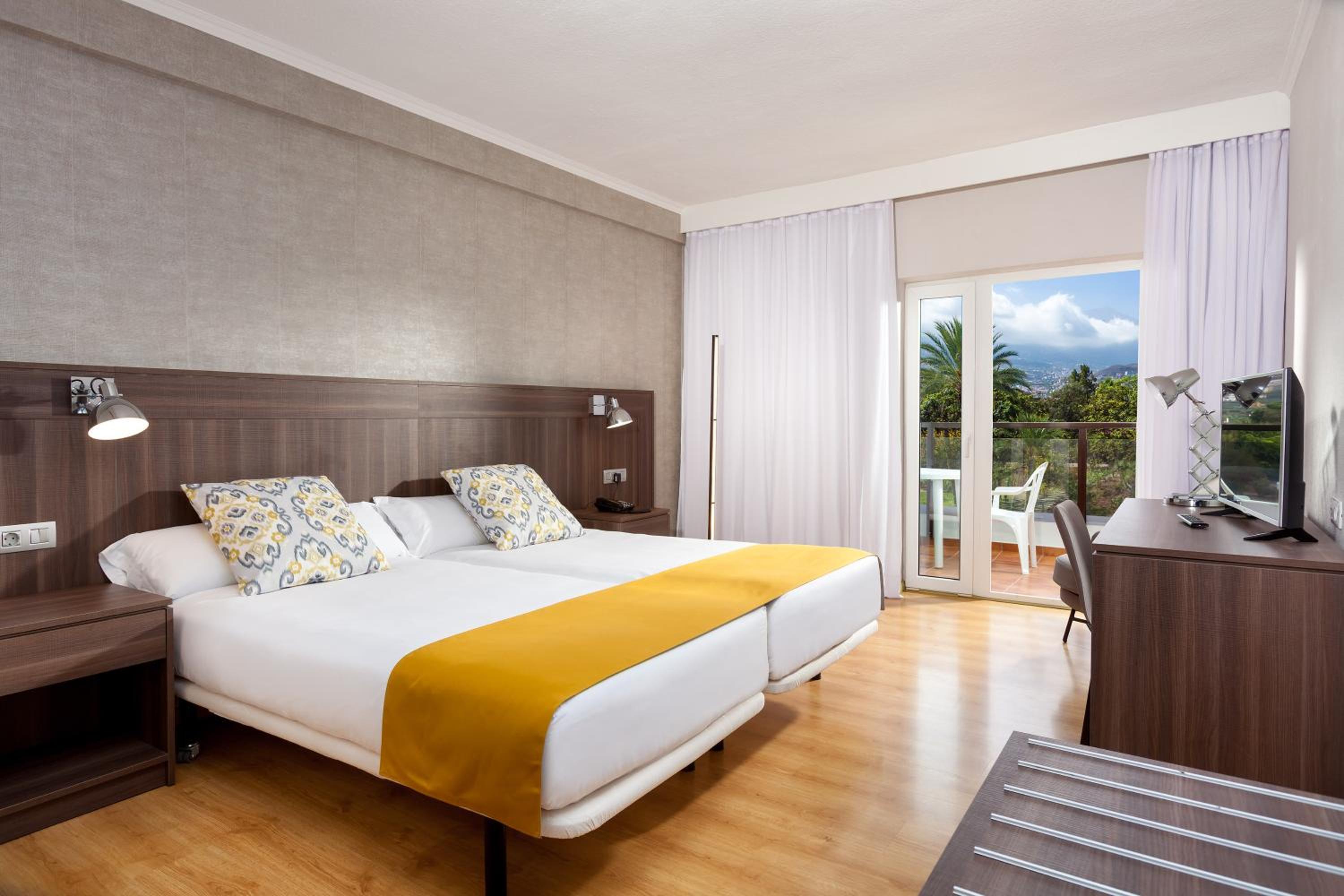 Double or Twin Room with Mountain View photo 3