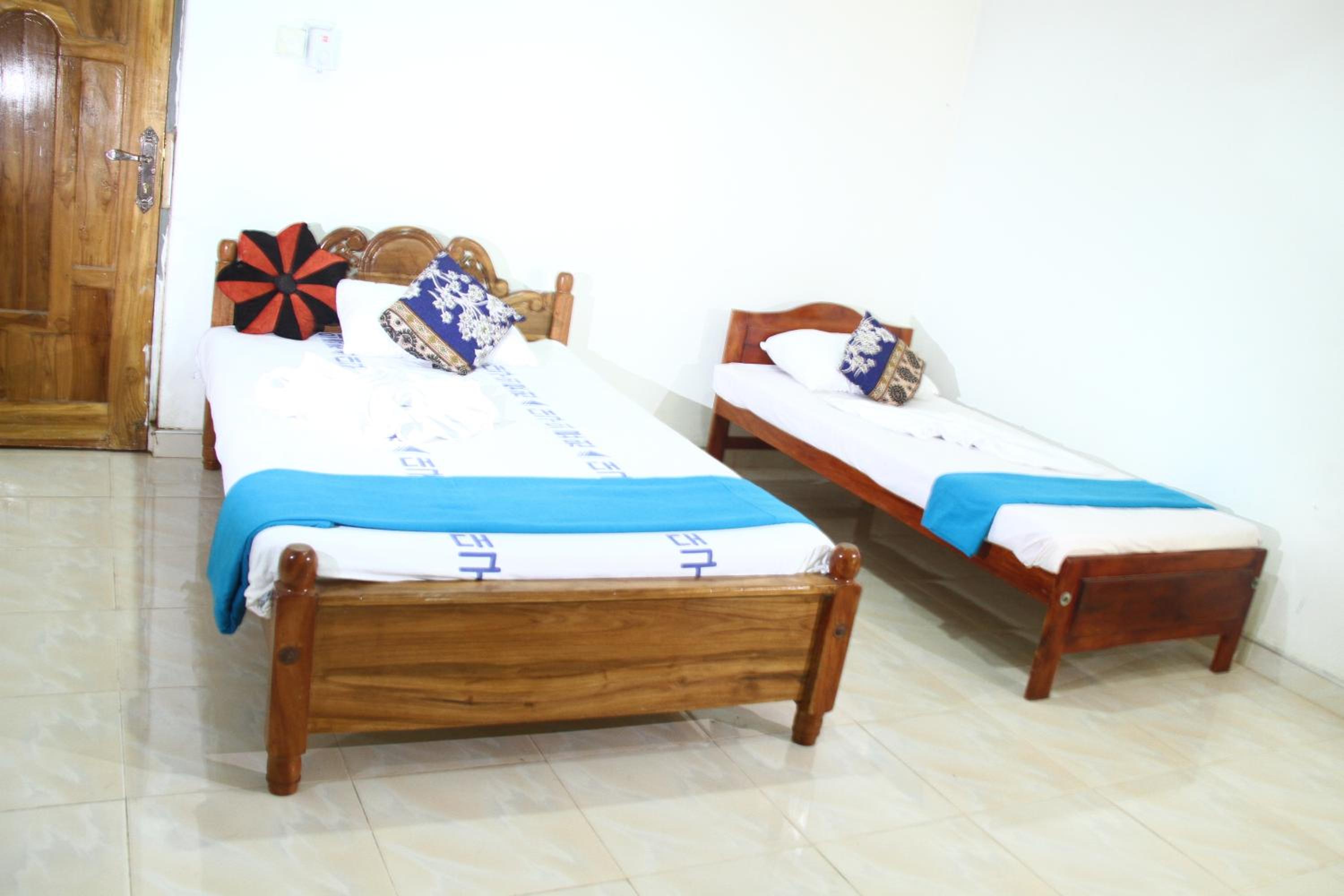 Basic Triple Room with Shared Bathroom photo 2