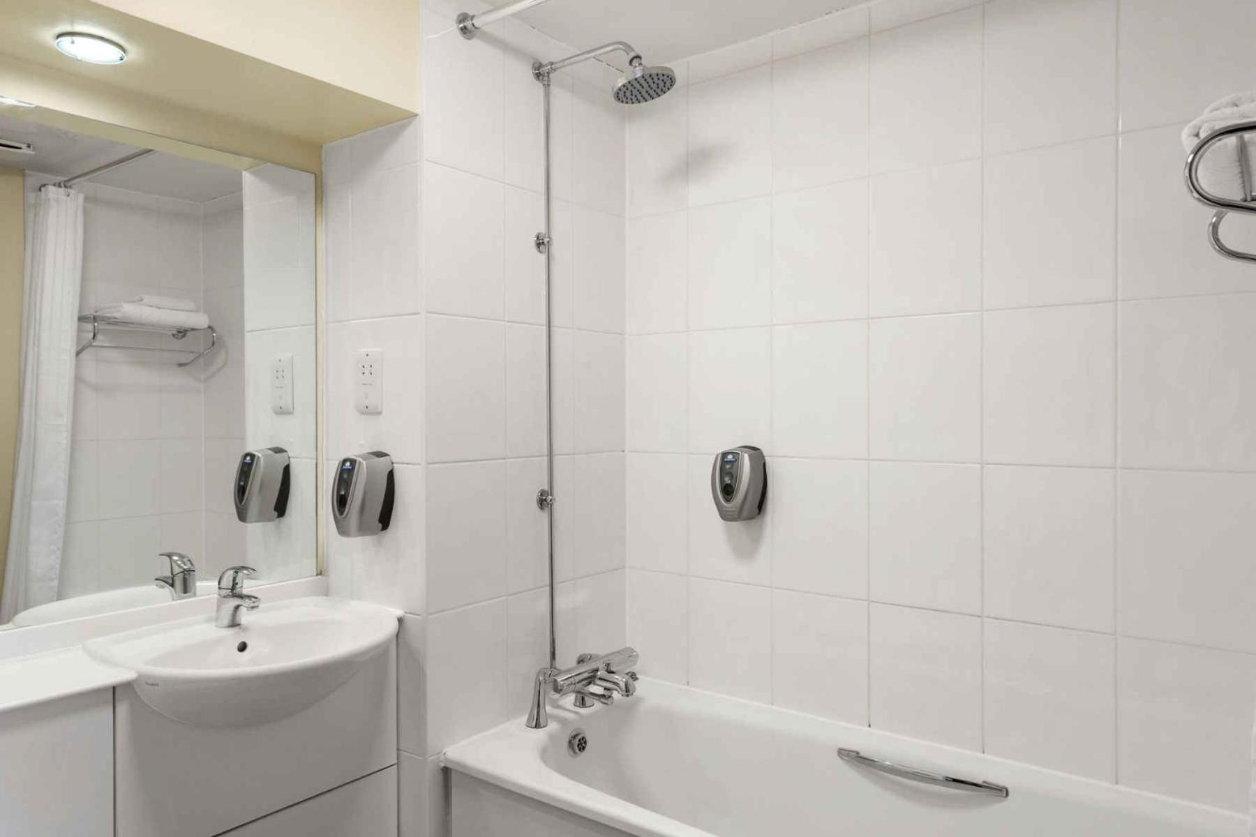 Standard Twin Room - Photo 6