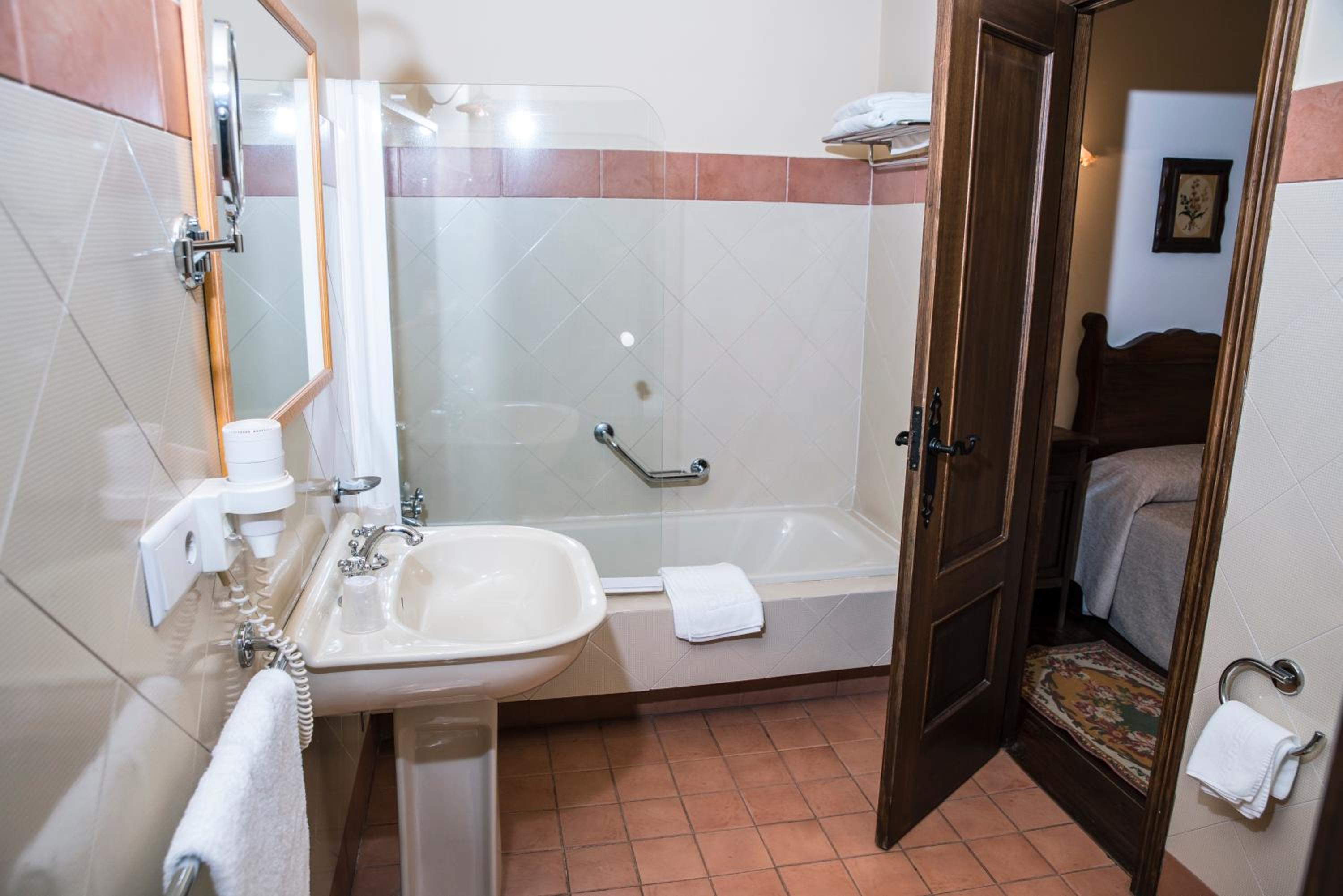 Double or Twin Room - Photo 8