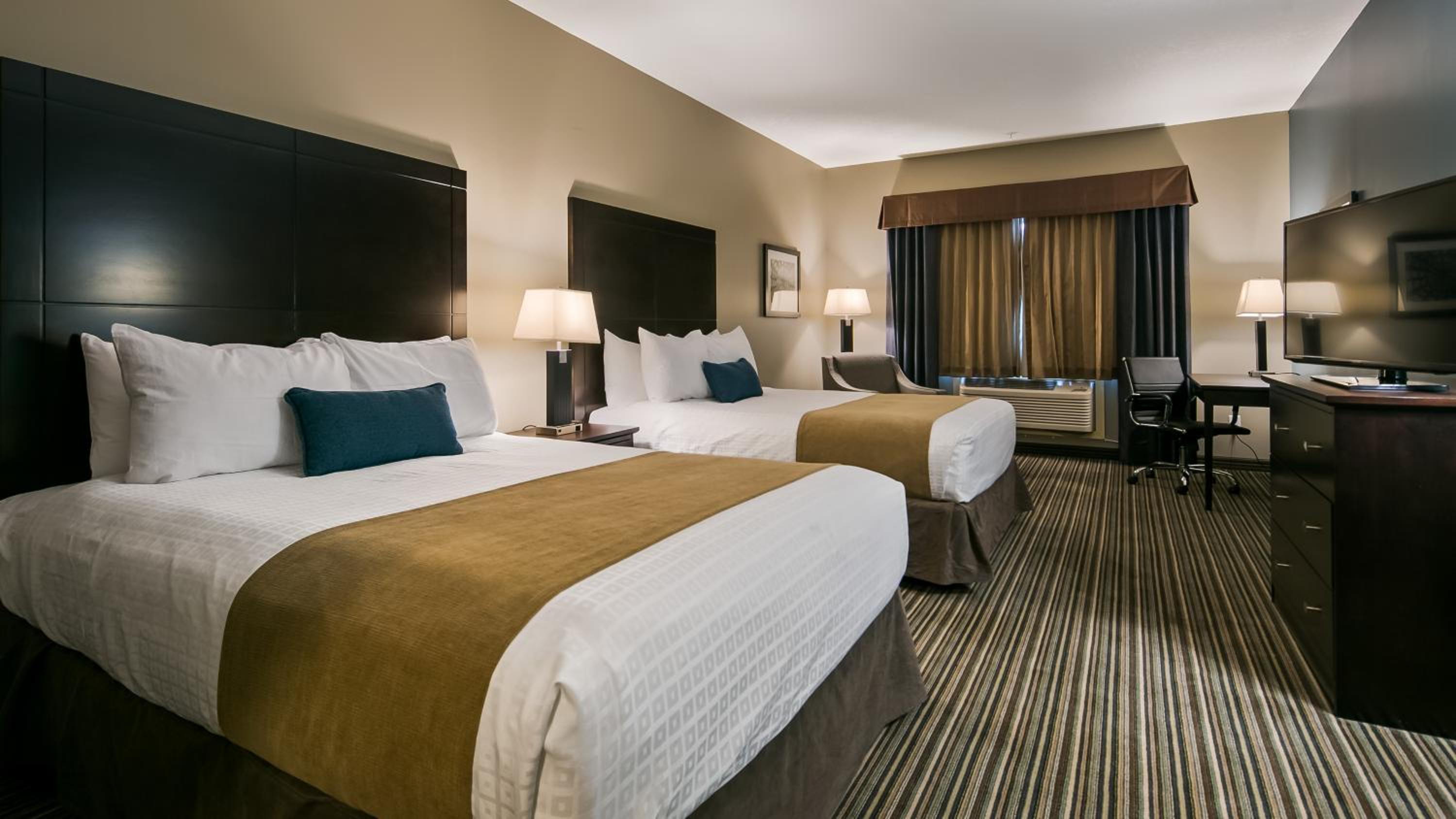 Queen Room with Two Queen Beds and Bath Tub - Mobility Accessible photo 2