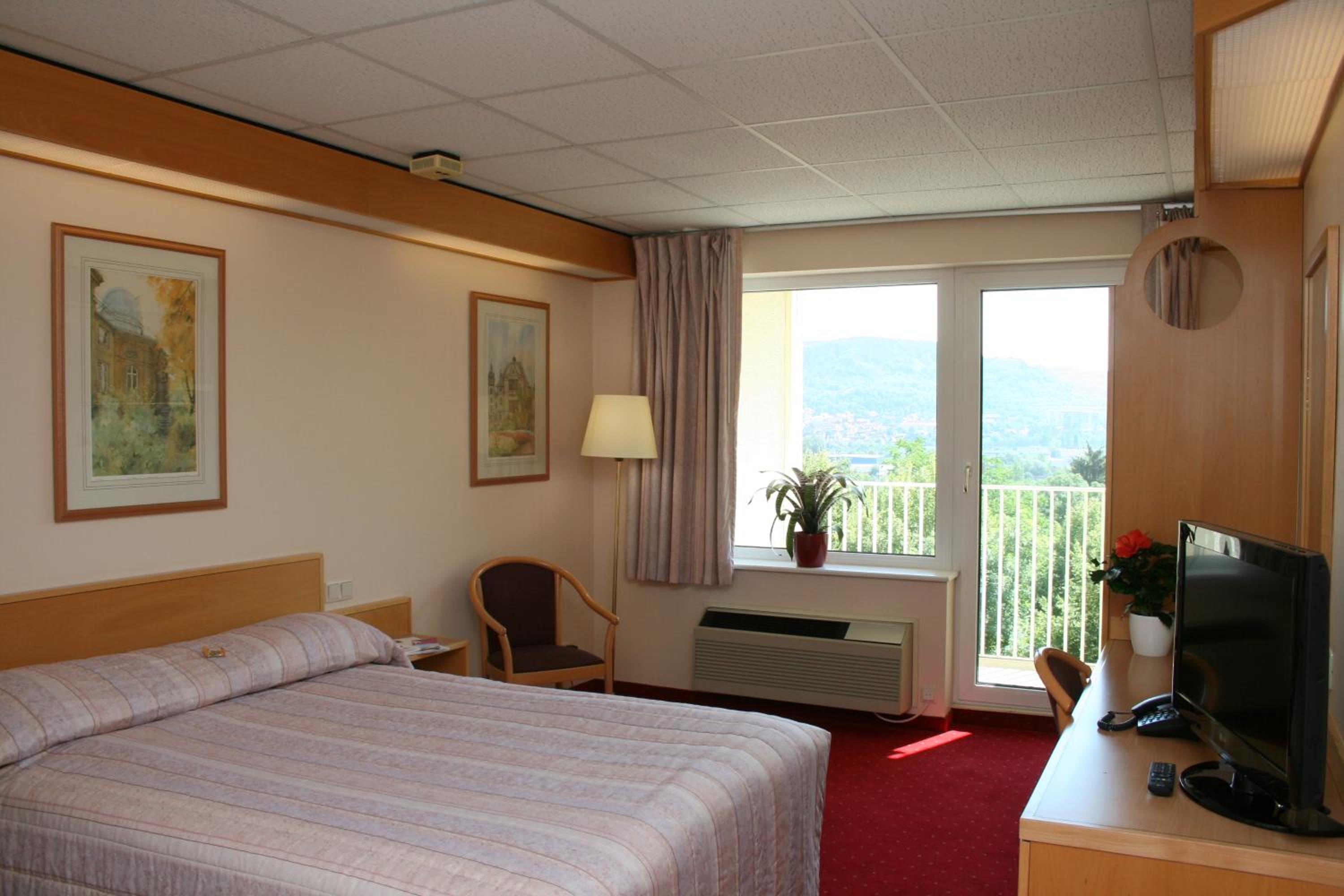 Business Queen Room with Queen Bed - Photo 1