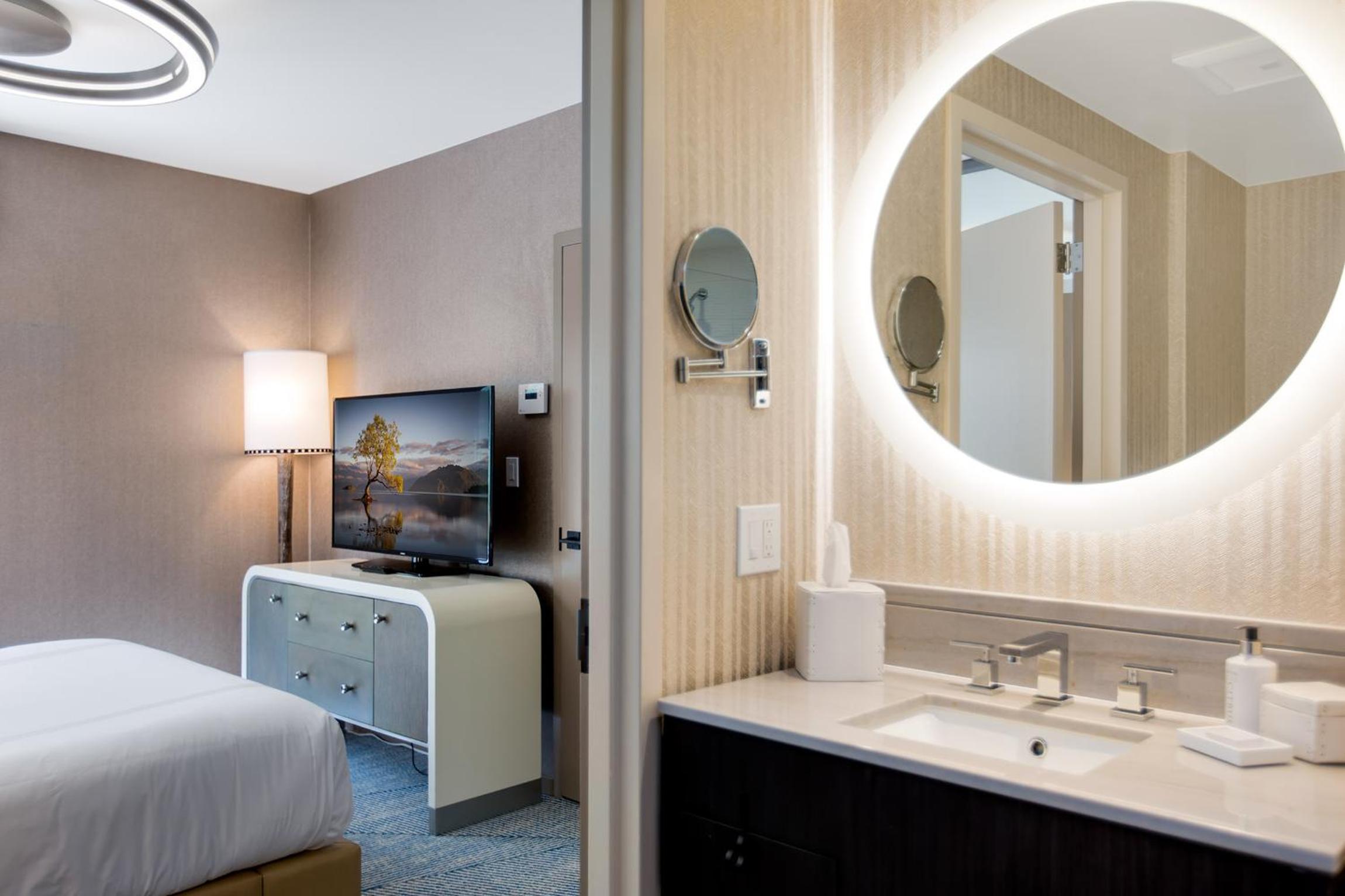 Signature Queen Suite - Photo 6