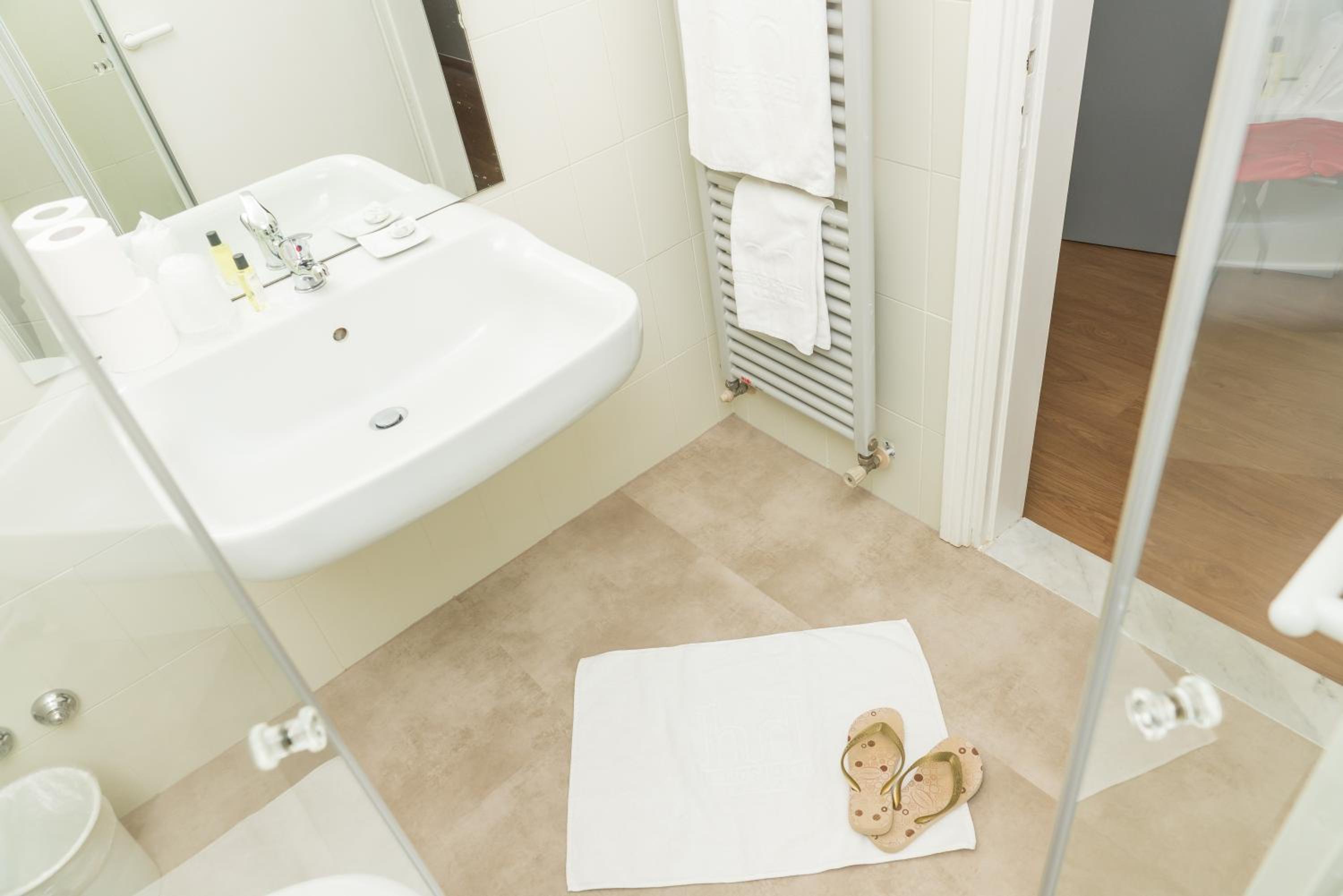Young Double or Twin Room photo 2
