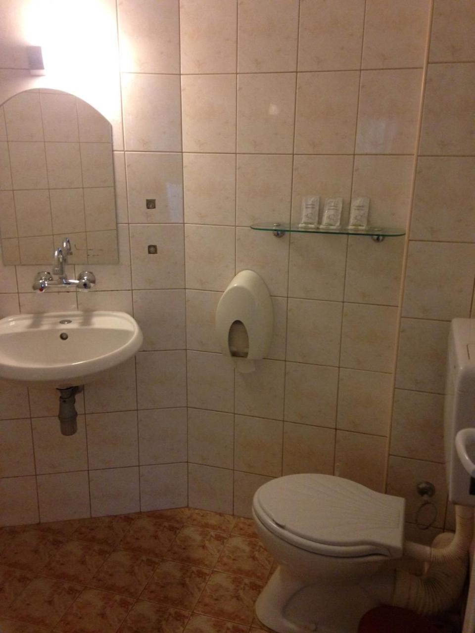 Double or Twin Room - Photo 8