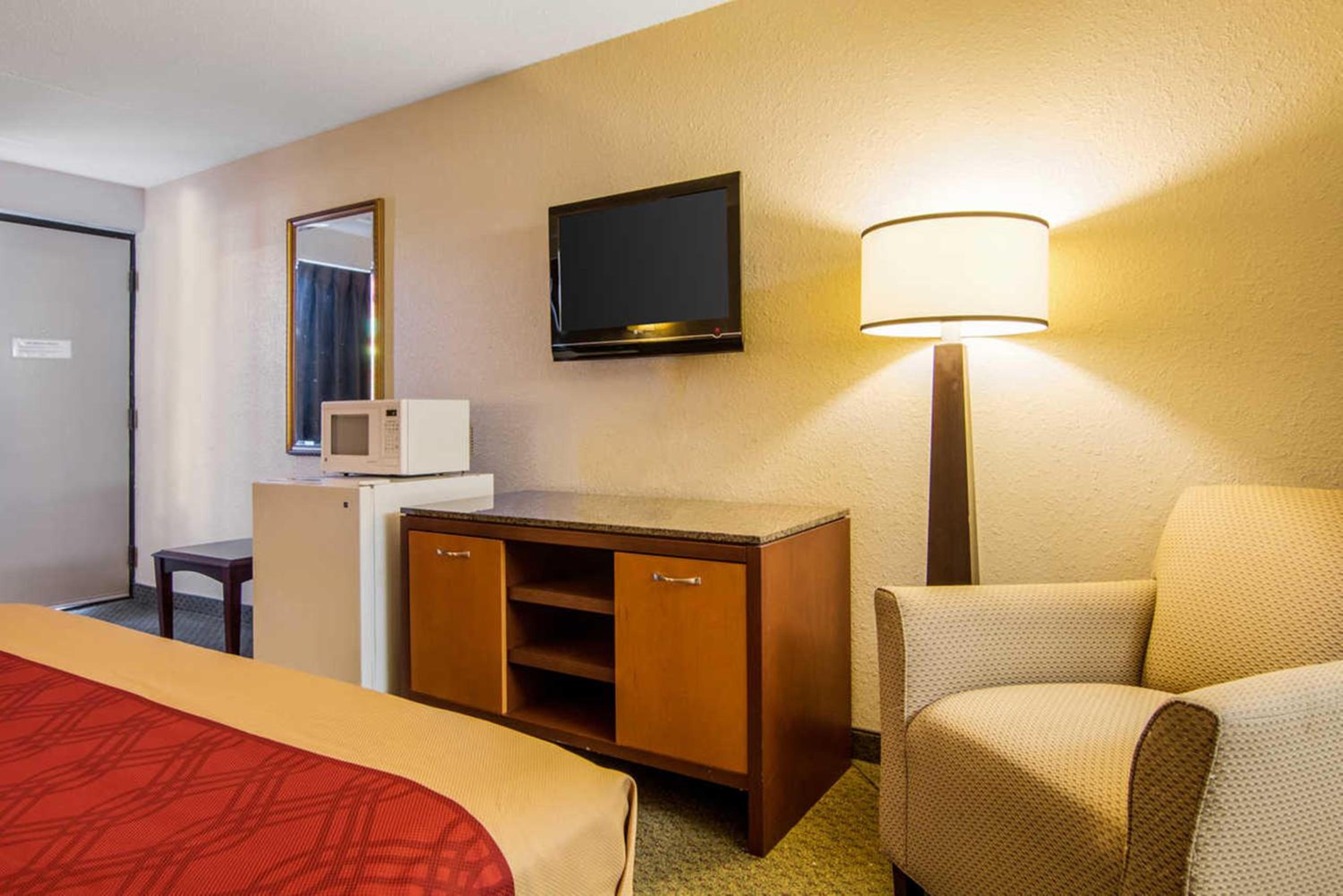 King Room - Non-Smoking - Photo 3