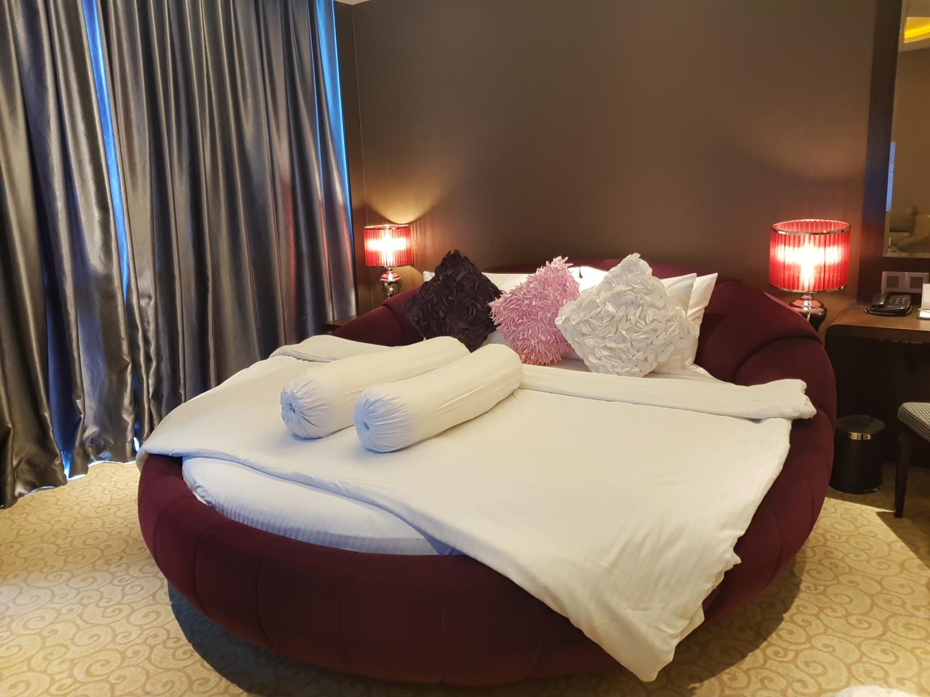 Honeymoon Suite
