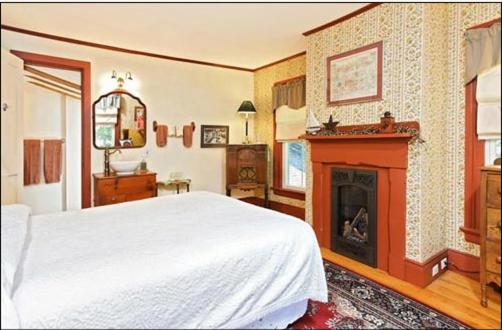 Queen Room with Fireplace