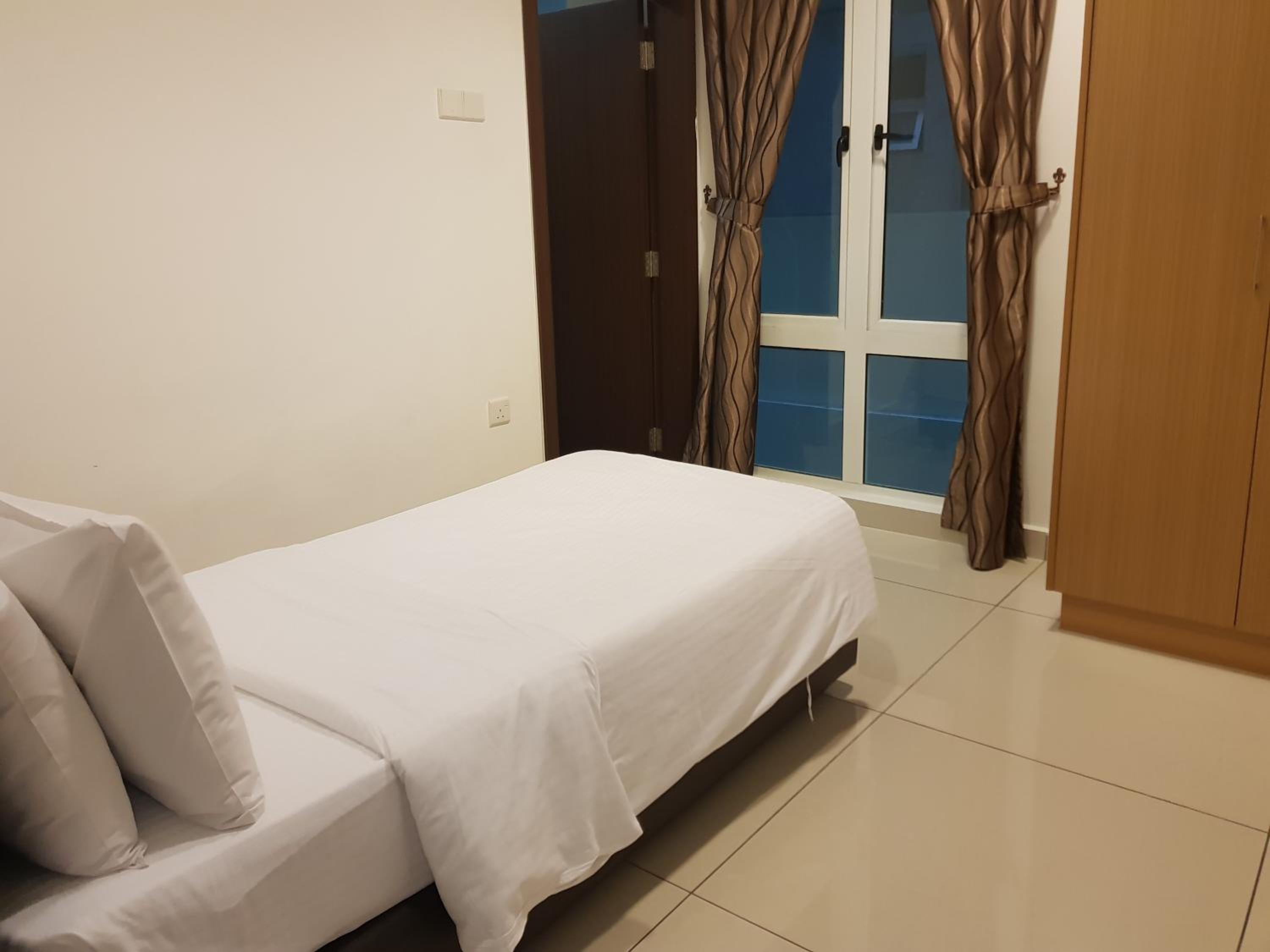 4 Bedroom Apartment - 1 King Bed, 2 Queen Bed & 1 Single Bed - Room Only