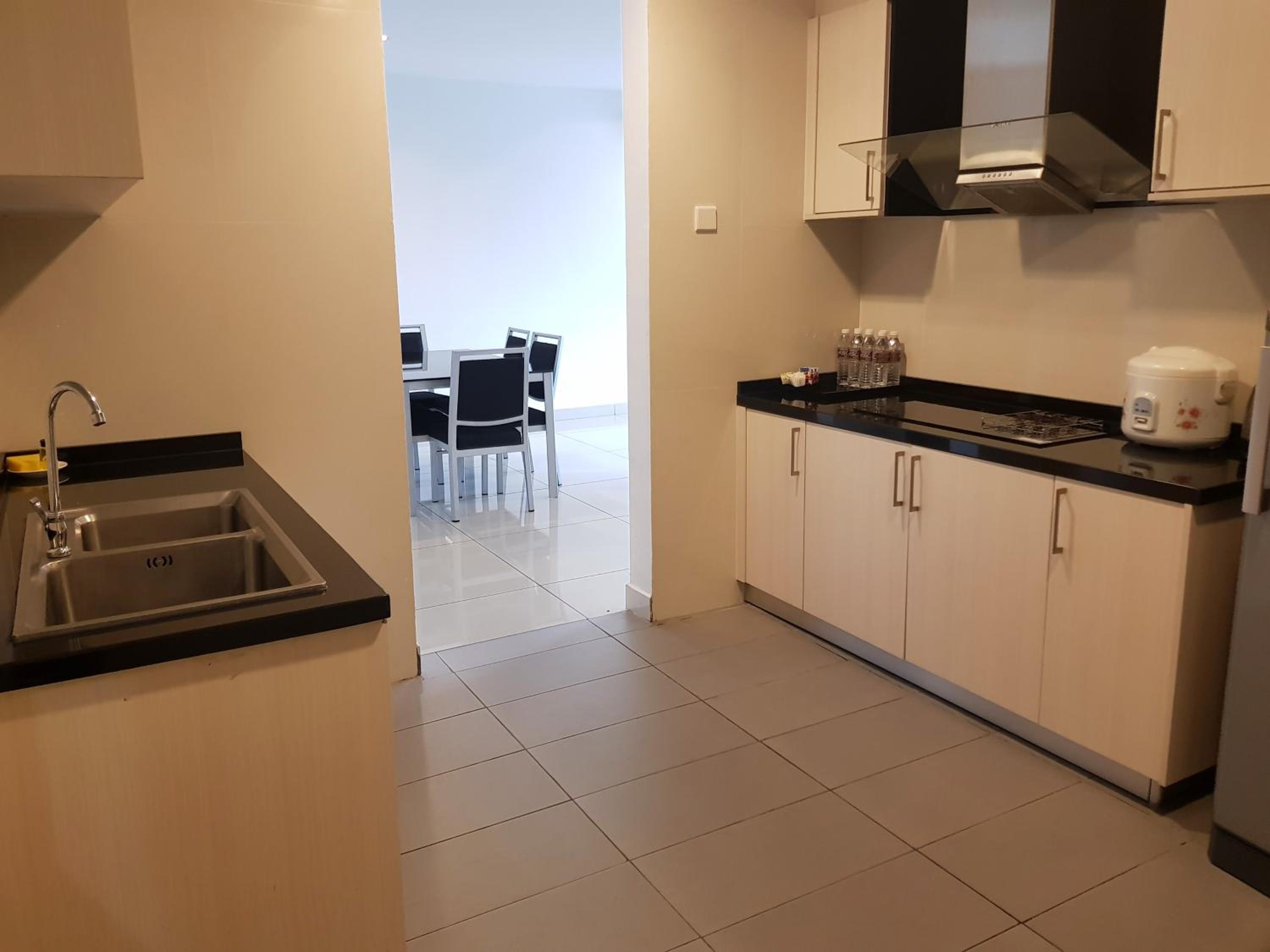 4 Bedroom Apartment - 1 King Bed, 2 Queen Bed & 1 Single Bed - Room Only