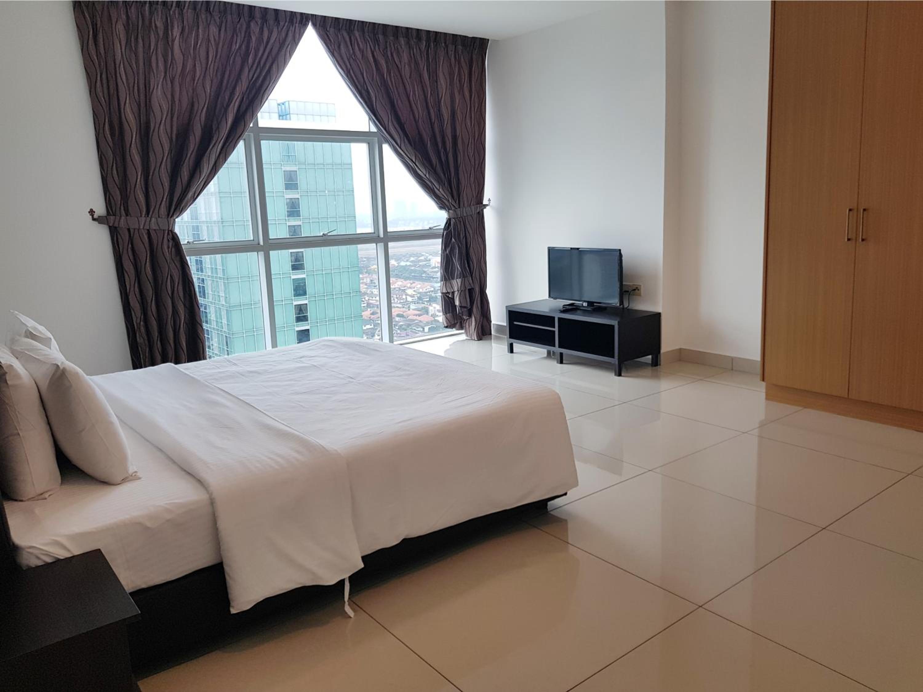 4 Bedroom Apartment - 1 King Bed, 2 Queen Bed & 1 Single Bed - Room Only
