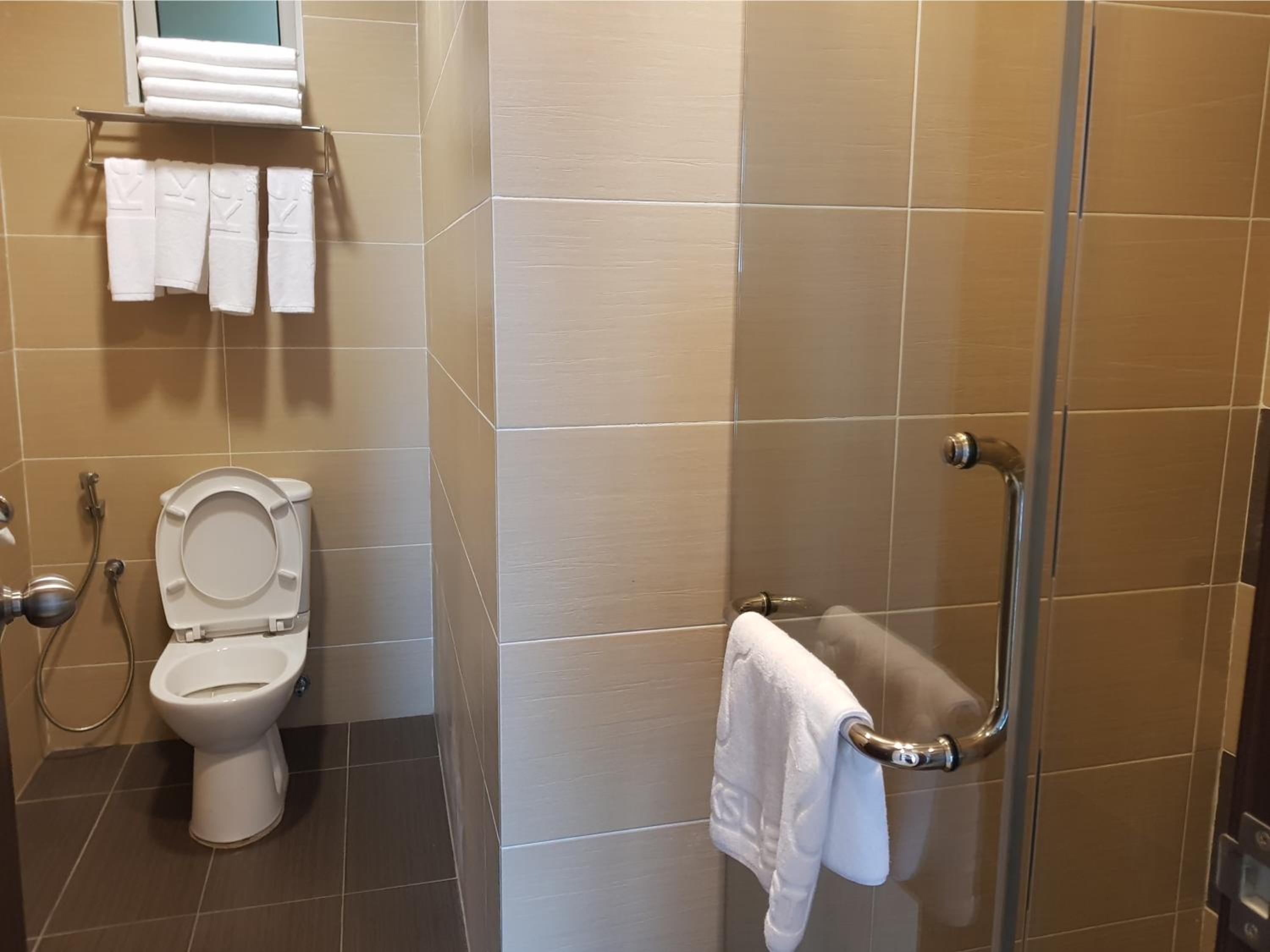 4 Bedroom Apartment – 1 King Bed, 2 Queen Bed & 1 Single Bed – Room Only