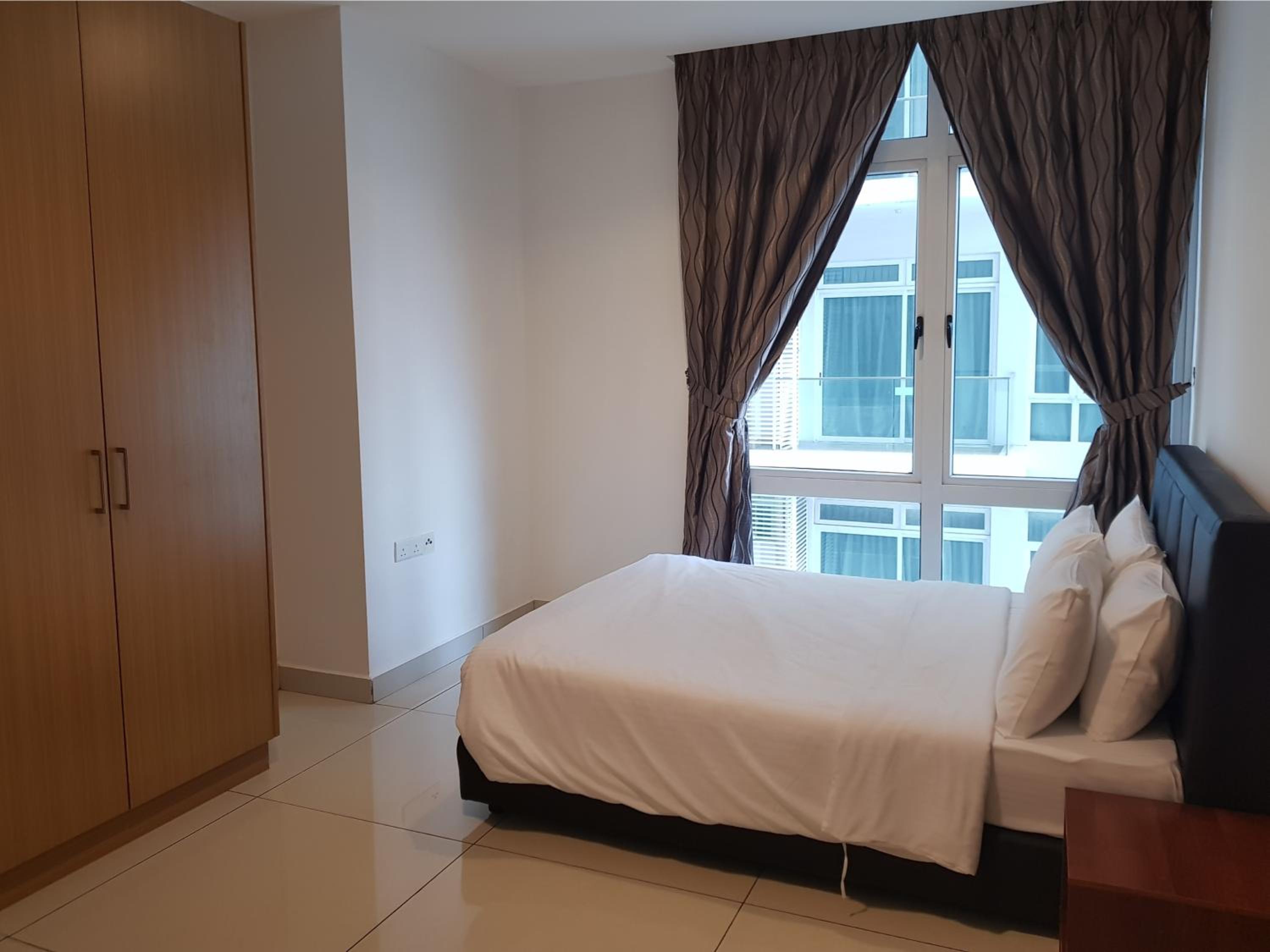 3 Bedroom Apartment - 1 King Bed, 1 Queen Bed & 1 Single Bed - Room Only