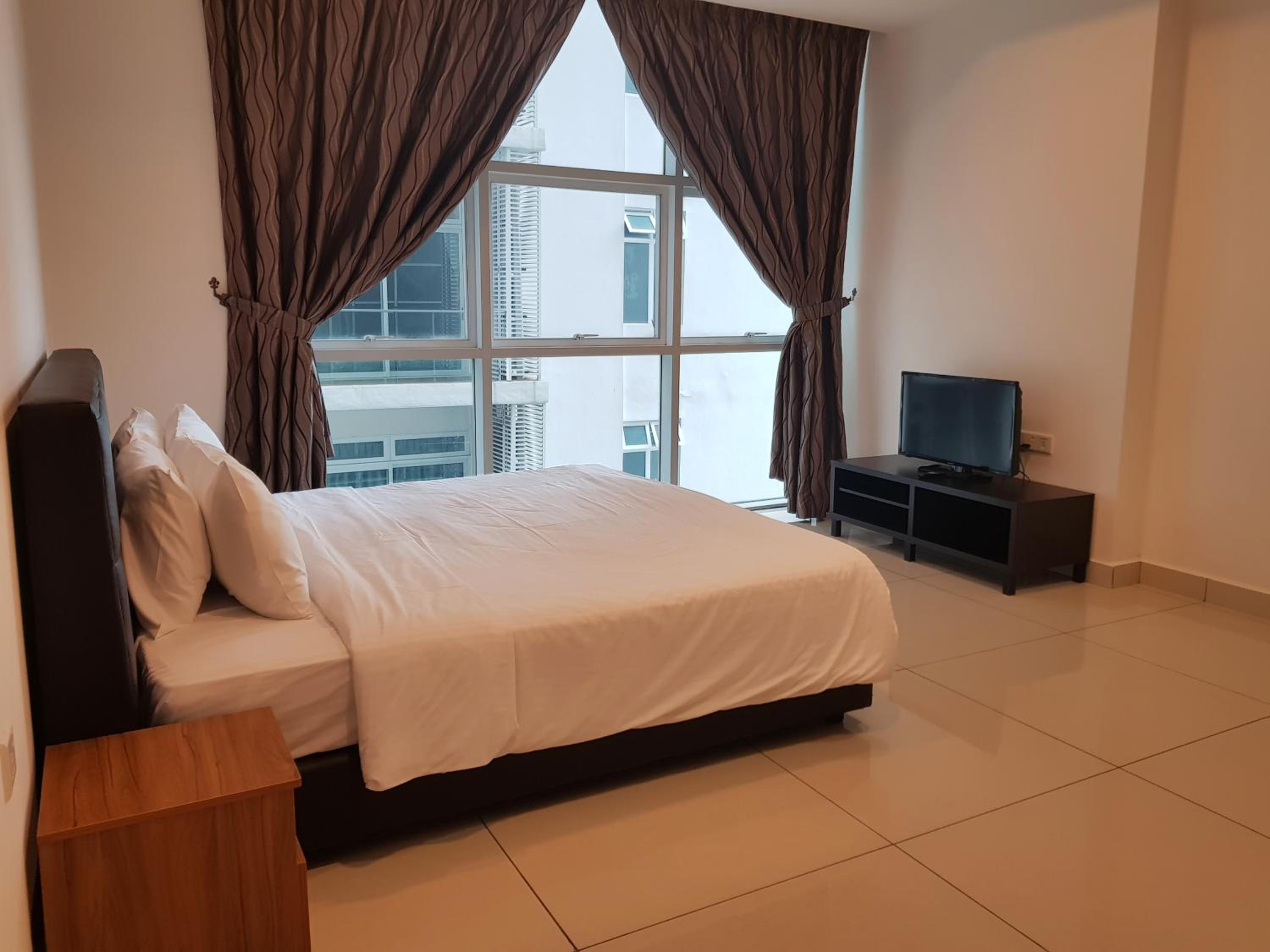 3 Bedroom Apartment - 1 King Bed, 1 Queen Bed & 1 Single Bed - Room Only