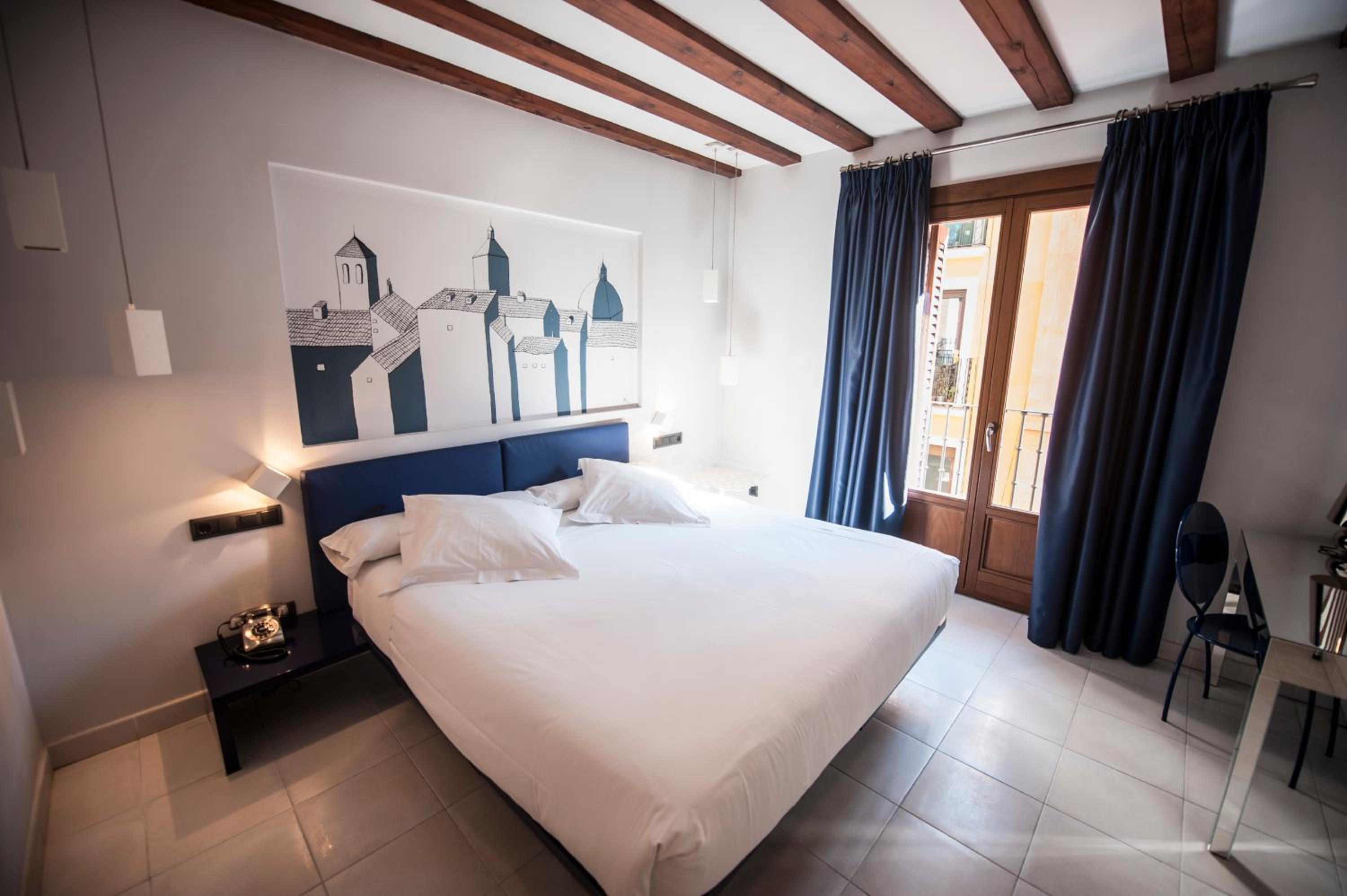 Double Room with Balcony - Photo 4