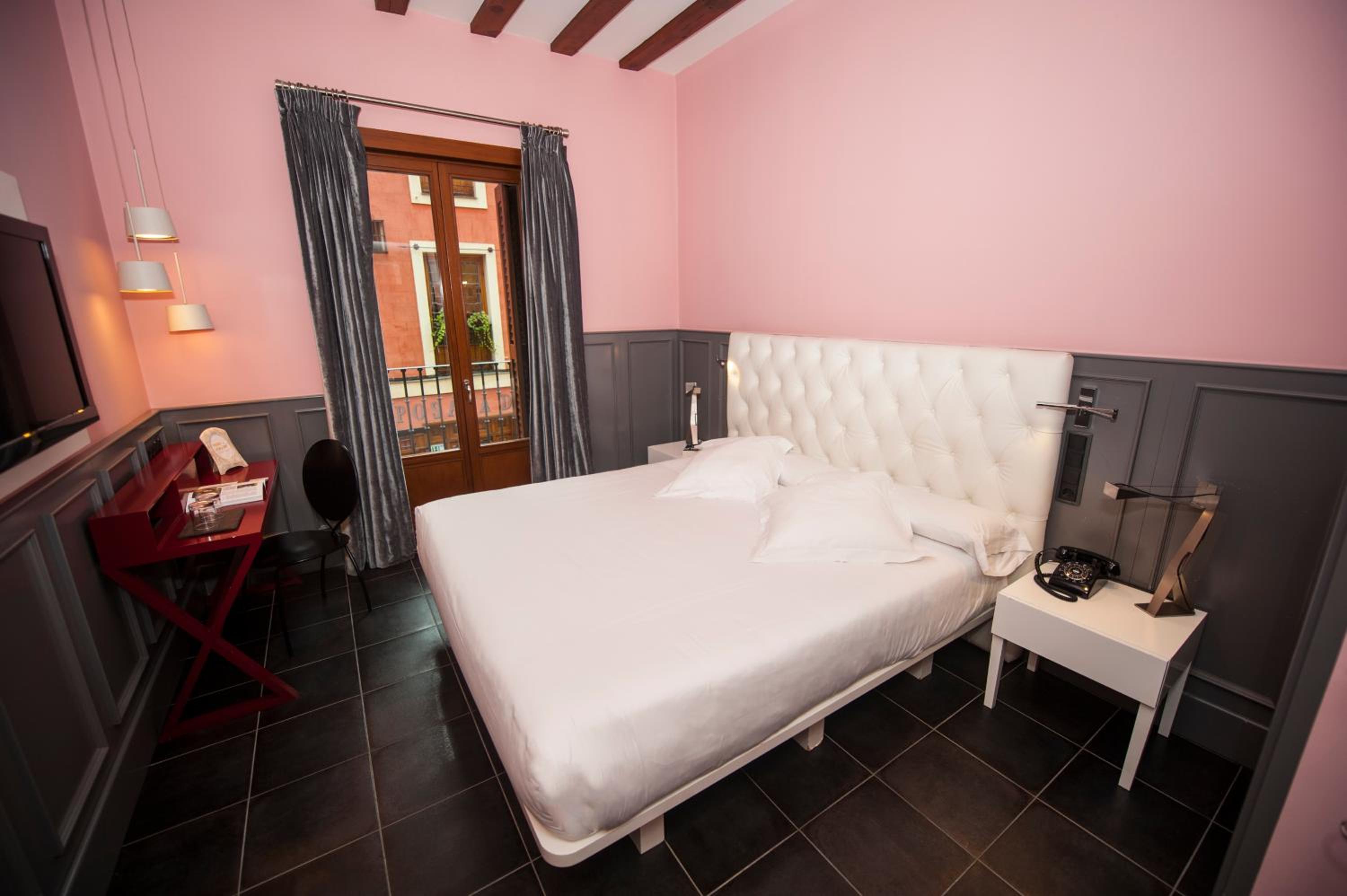 Double Room with Balcony - Photo 12