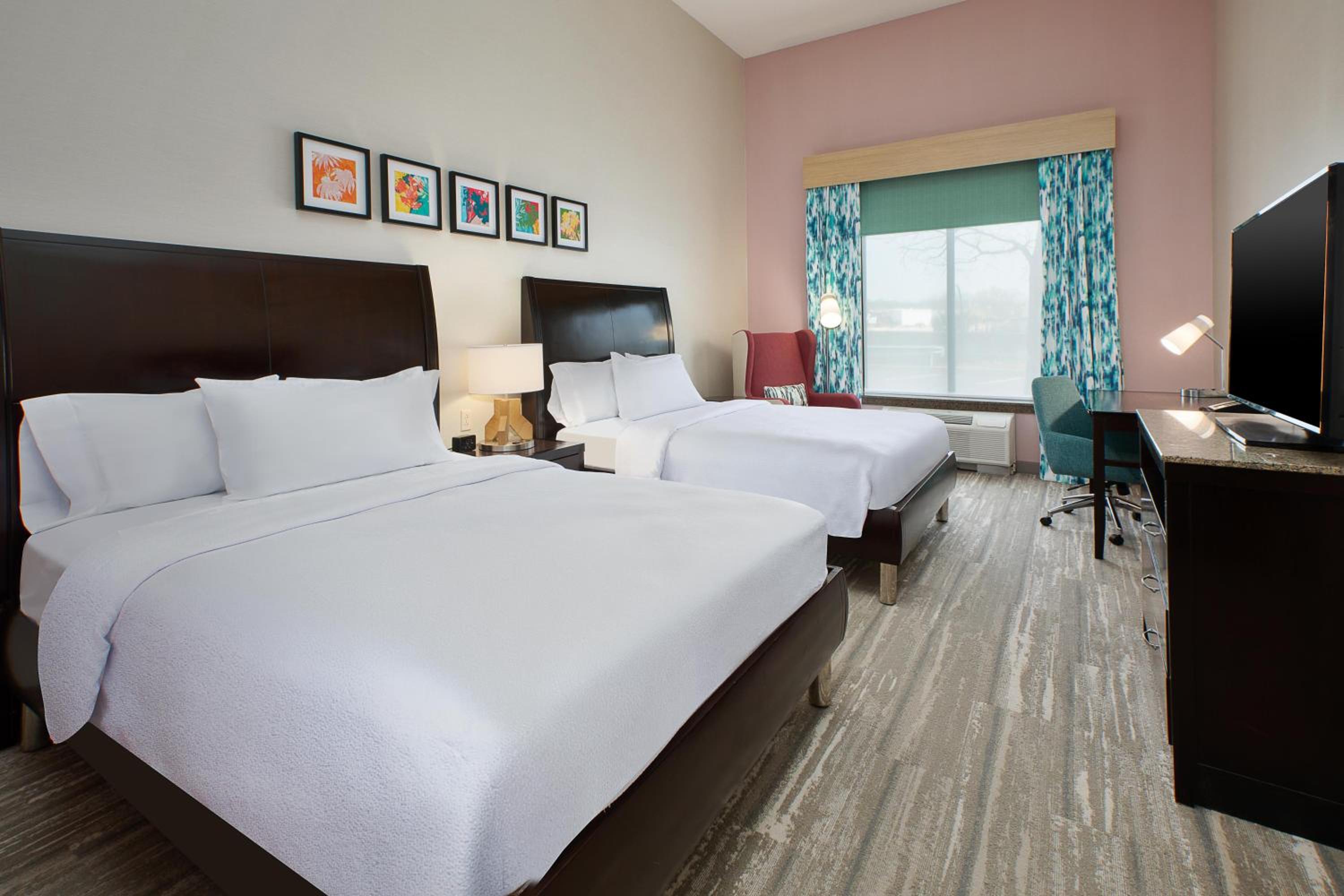 Queen Room with Two Queen Beds and Bath Tub - High Floor
