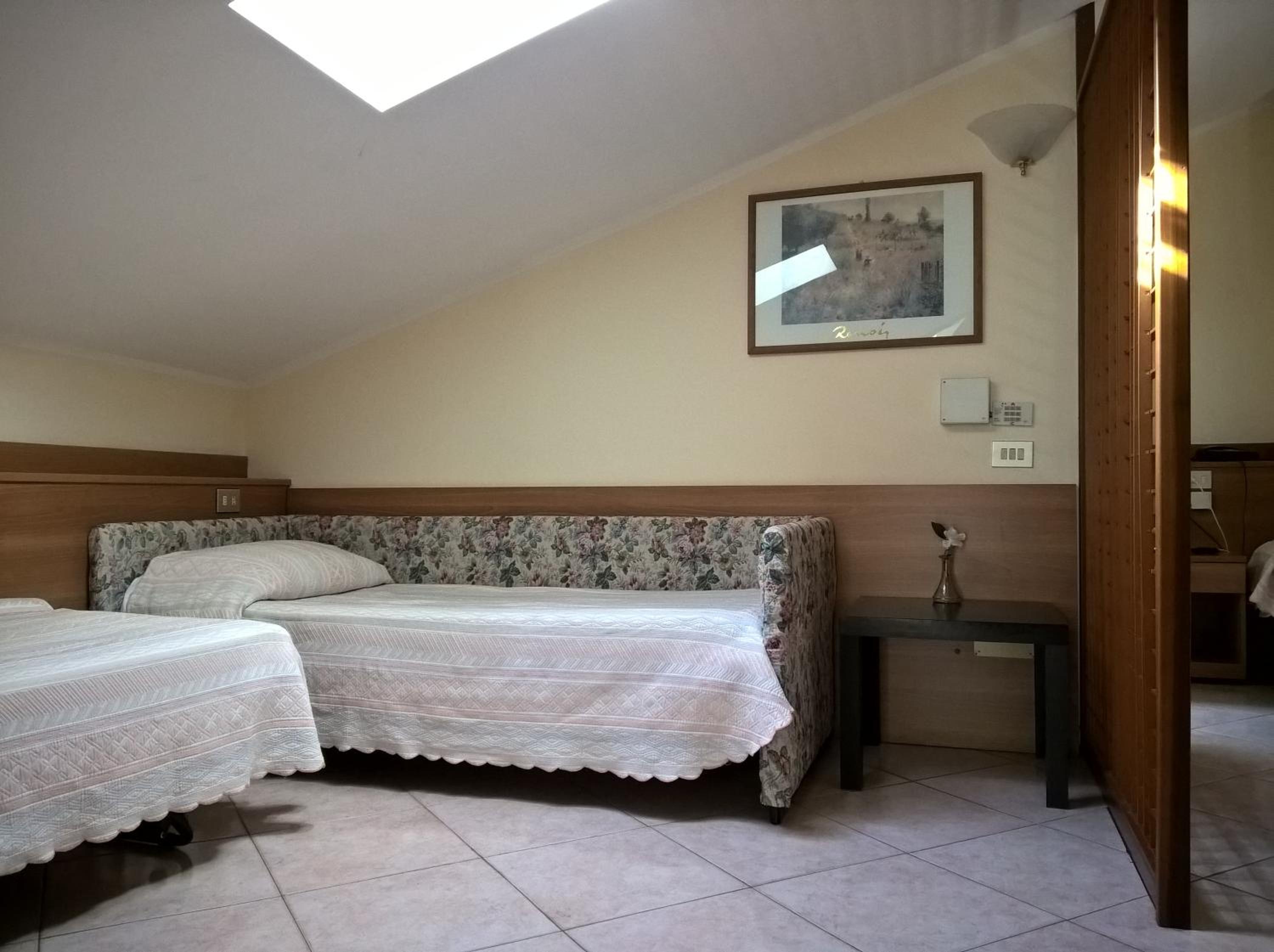 Quadruple Room with Private Bathroom - Photo 2