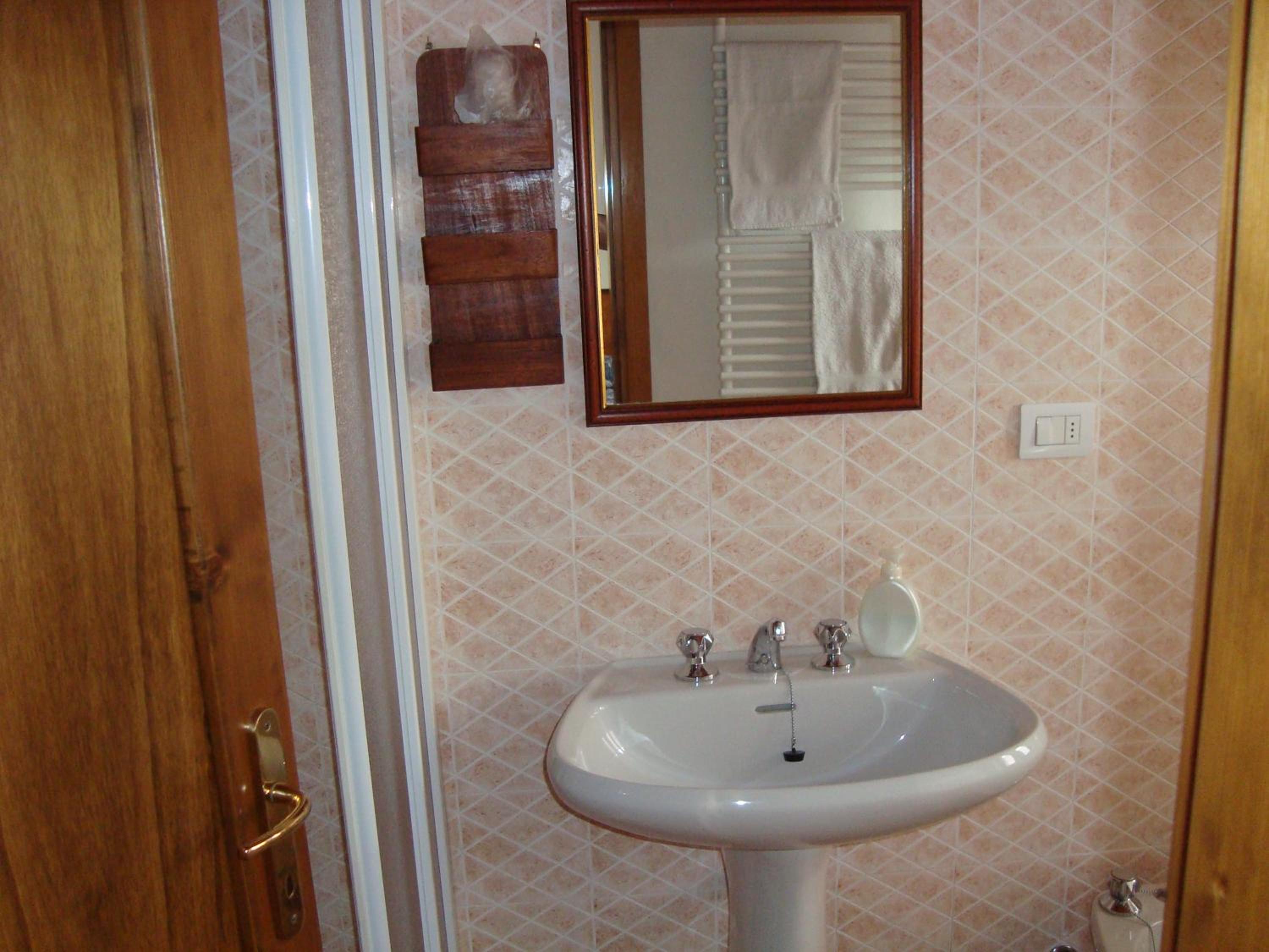 Double Room with Private Bathroom - Photo 2