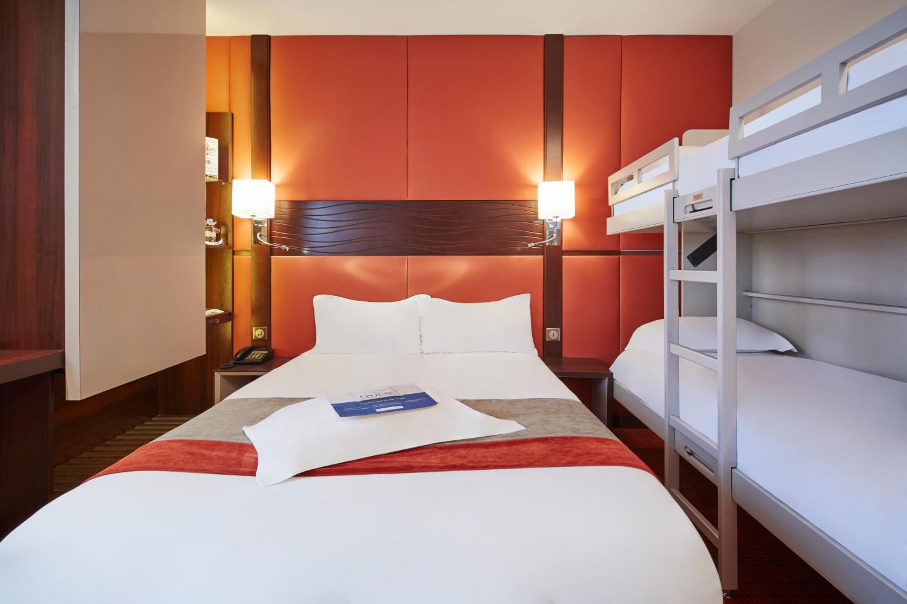 Quadruple Room - One Double Bed and 2 Single Beds - Photo 3