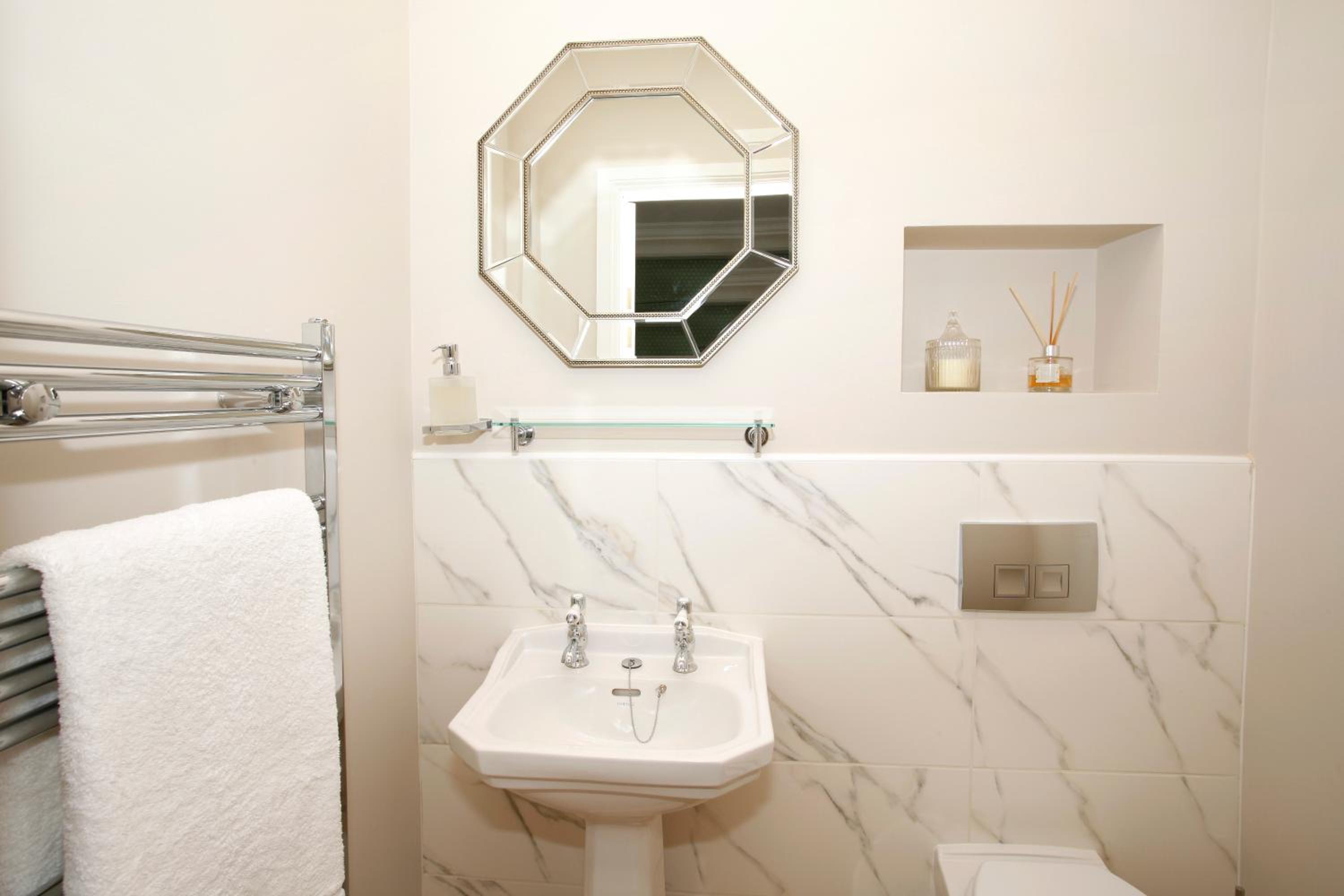 Superior King Room 3 w/bathtub - Photo 4
