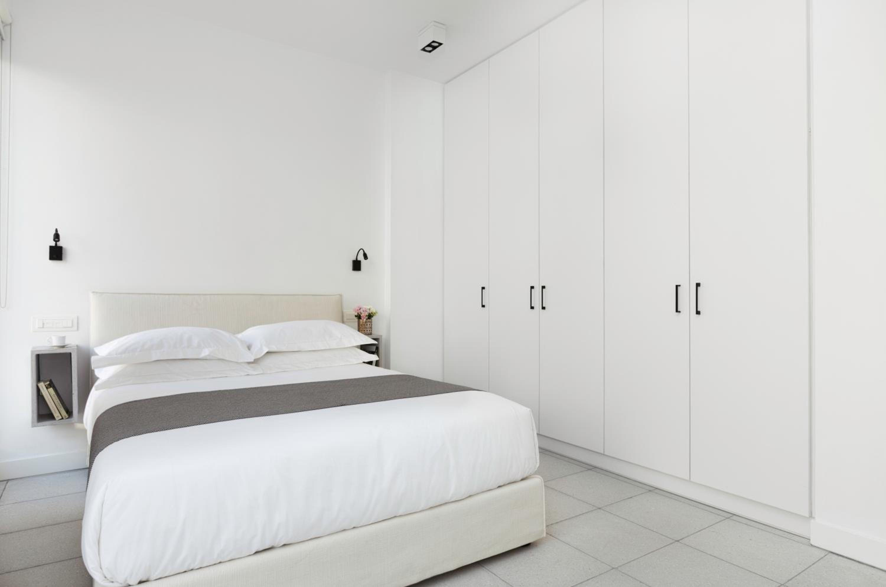 Two-Bedroom Apartment with Balcony and Street View photo 3