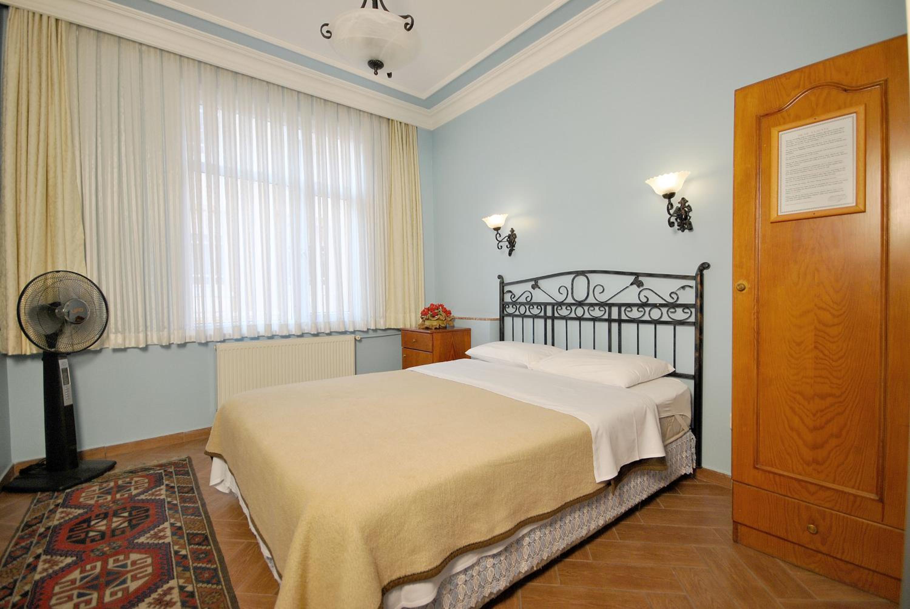 Economy Triple Room photo 3