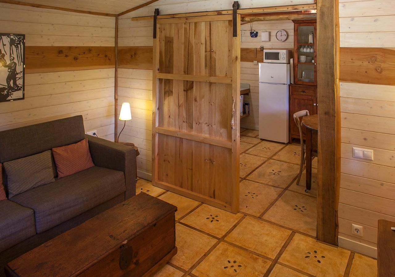 Casa de madera con terraza.
