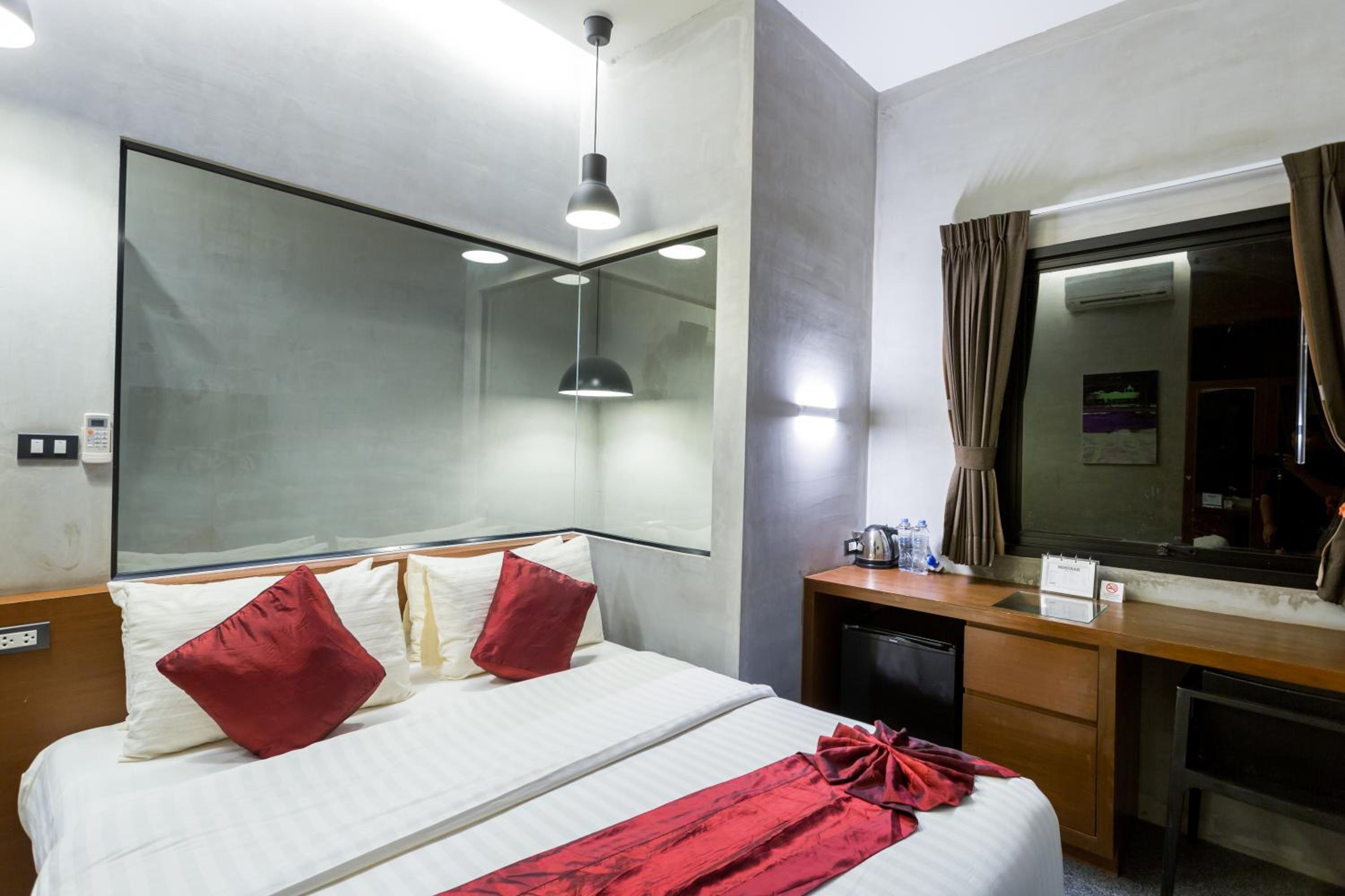 Deluxe Double Room with One Double Bed and 2 Adults Occupancy (Non Smoking)