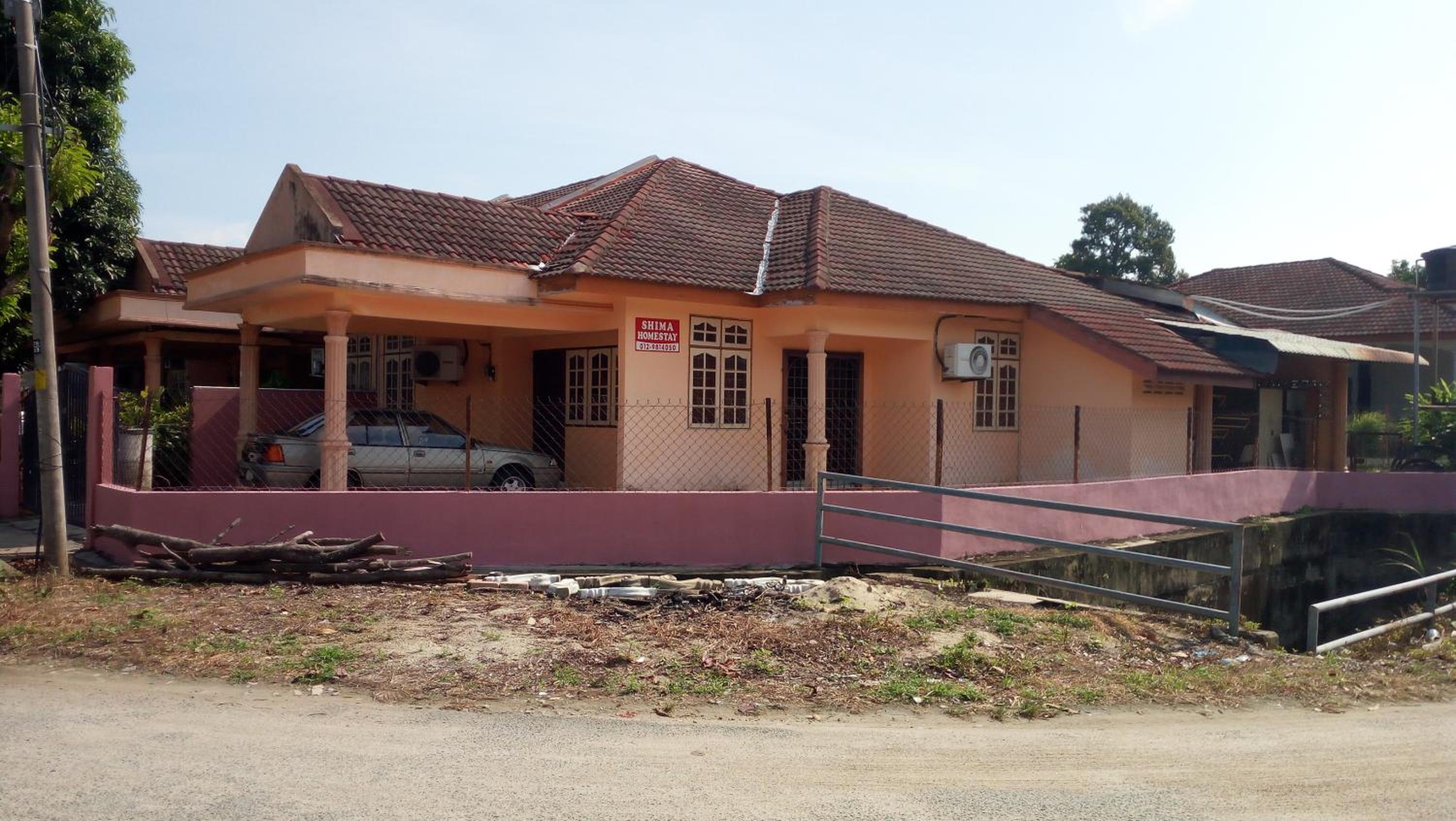 Three-Bedroom House photo 3