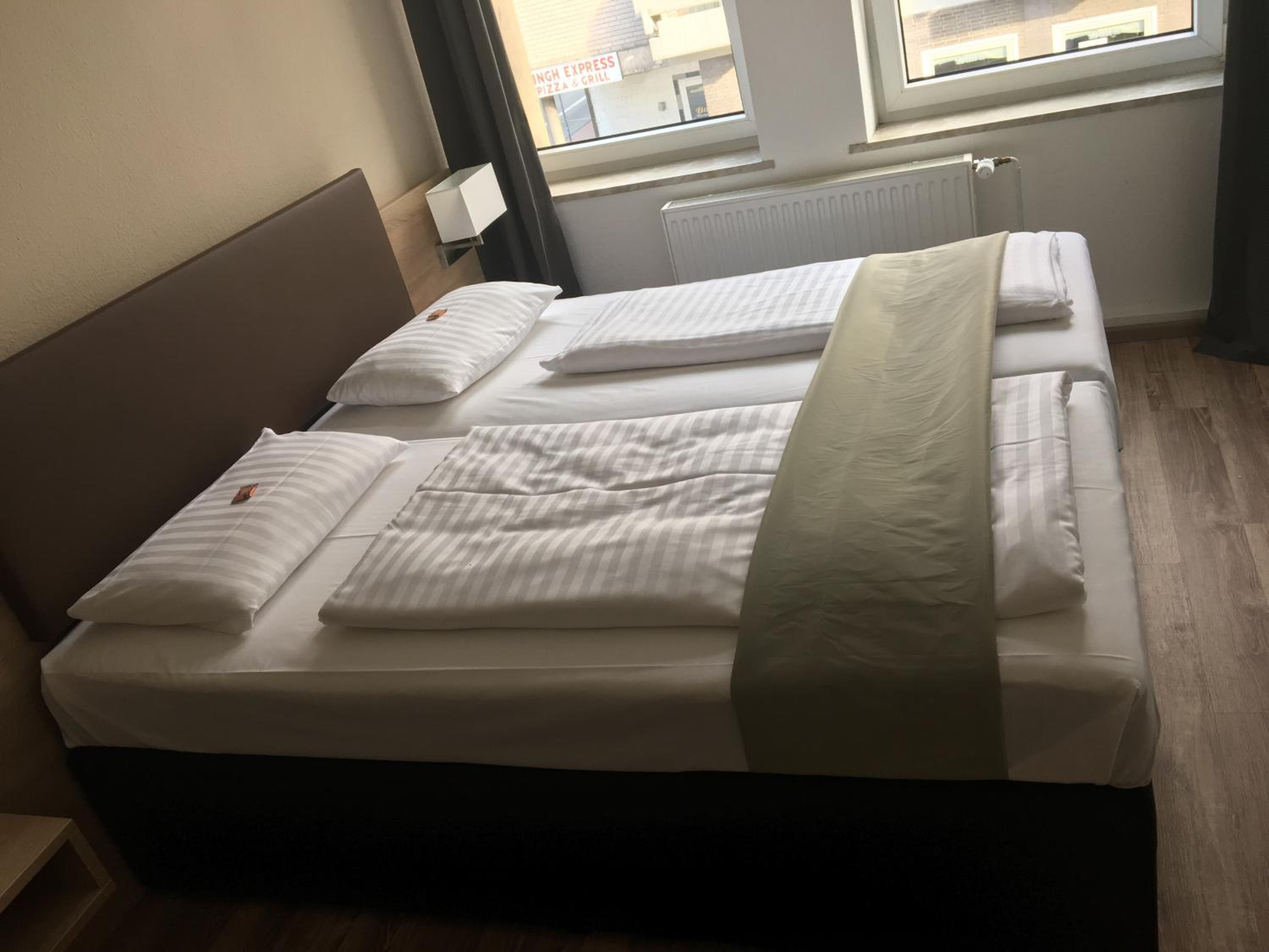 Standard Double or Twin Room - Photo 8