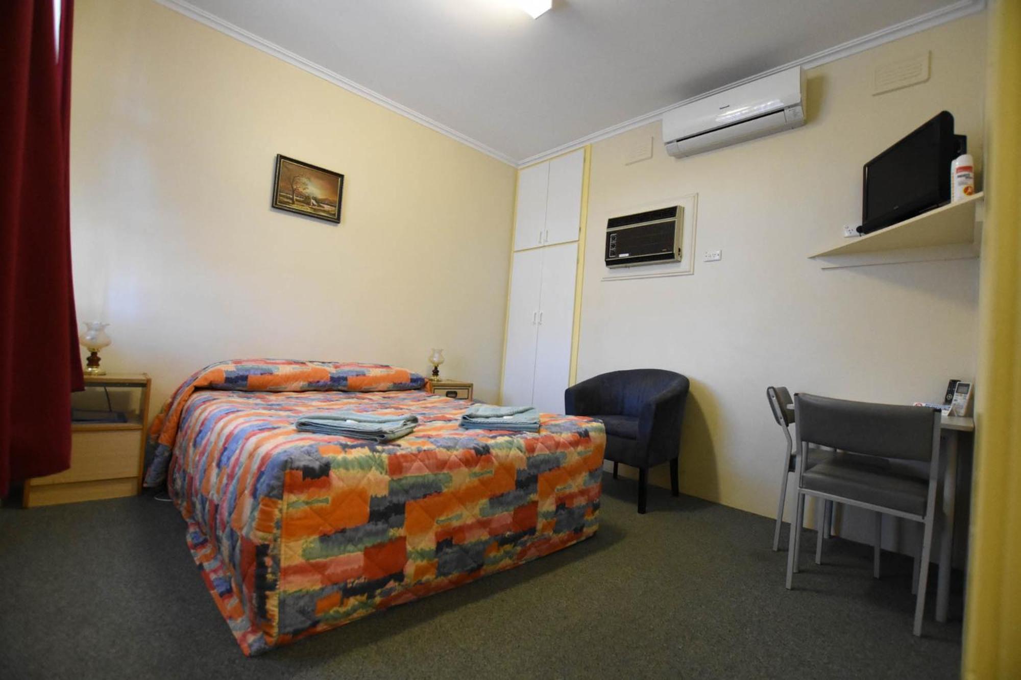 Economy Double Room photo 2