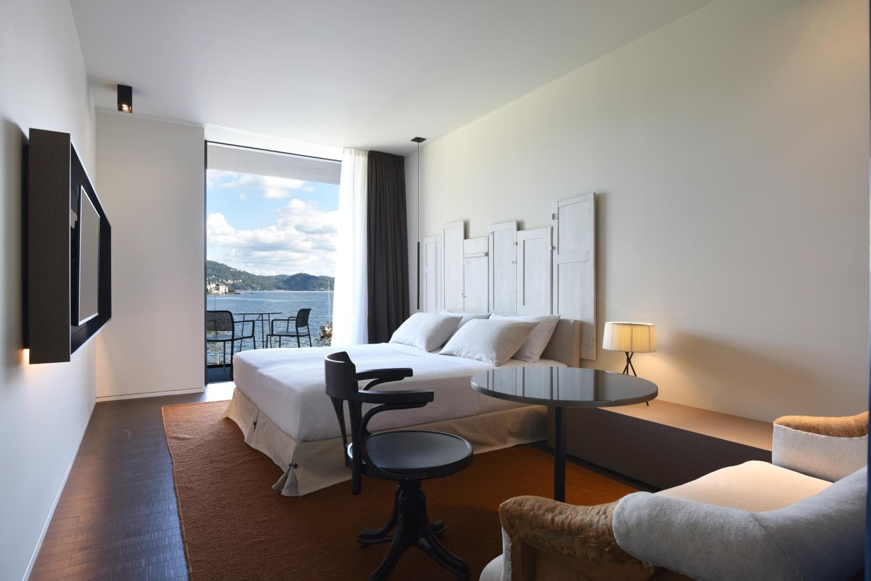 Deluxe Double or Twin Room with Lake View - Photo 1