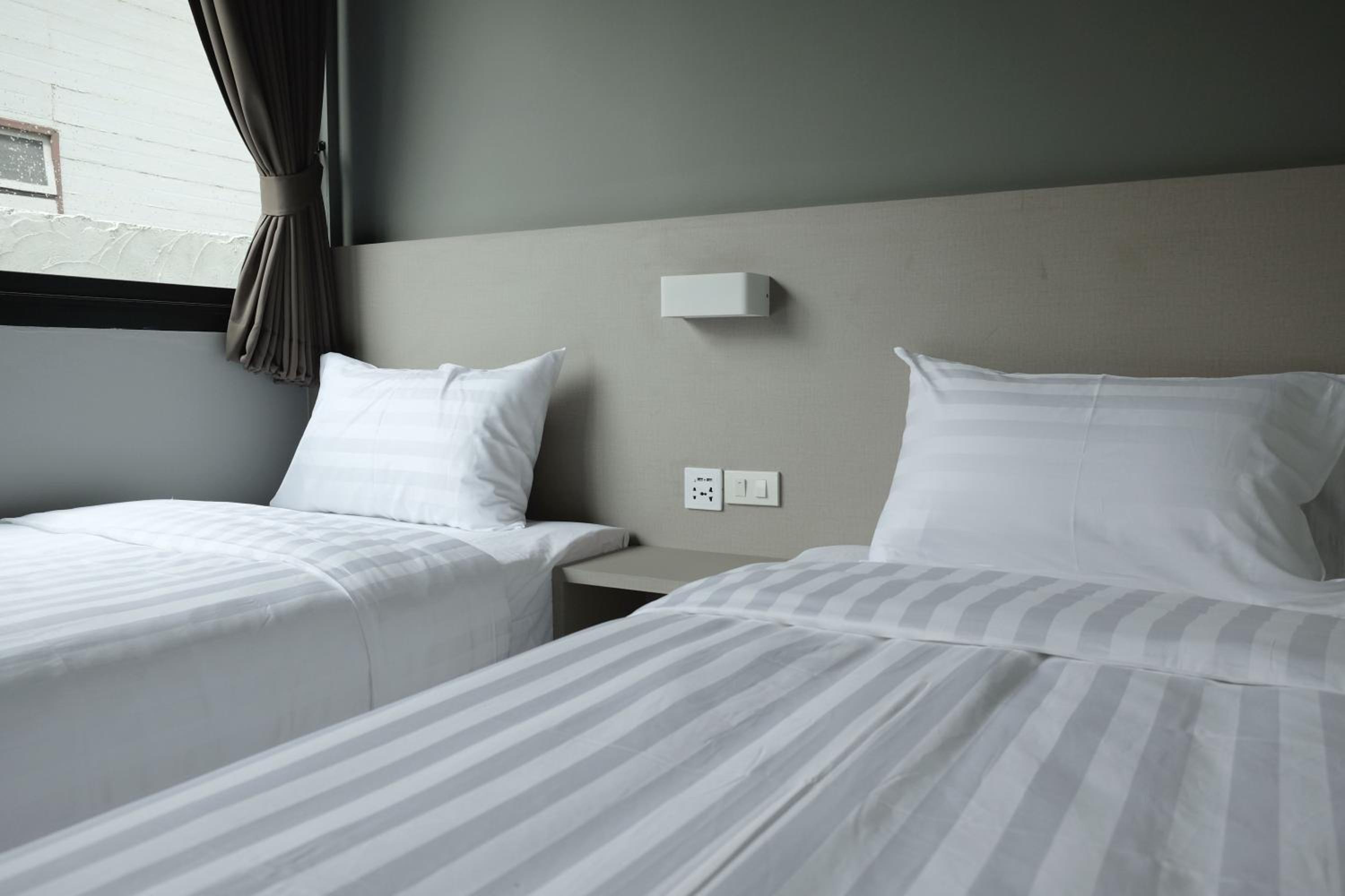 Twin Room with Private Bathroom photo 2