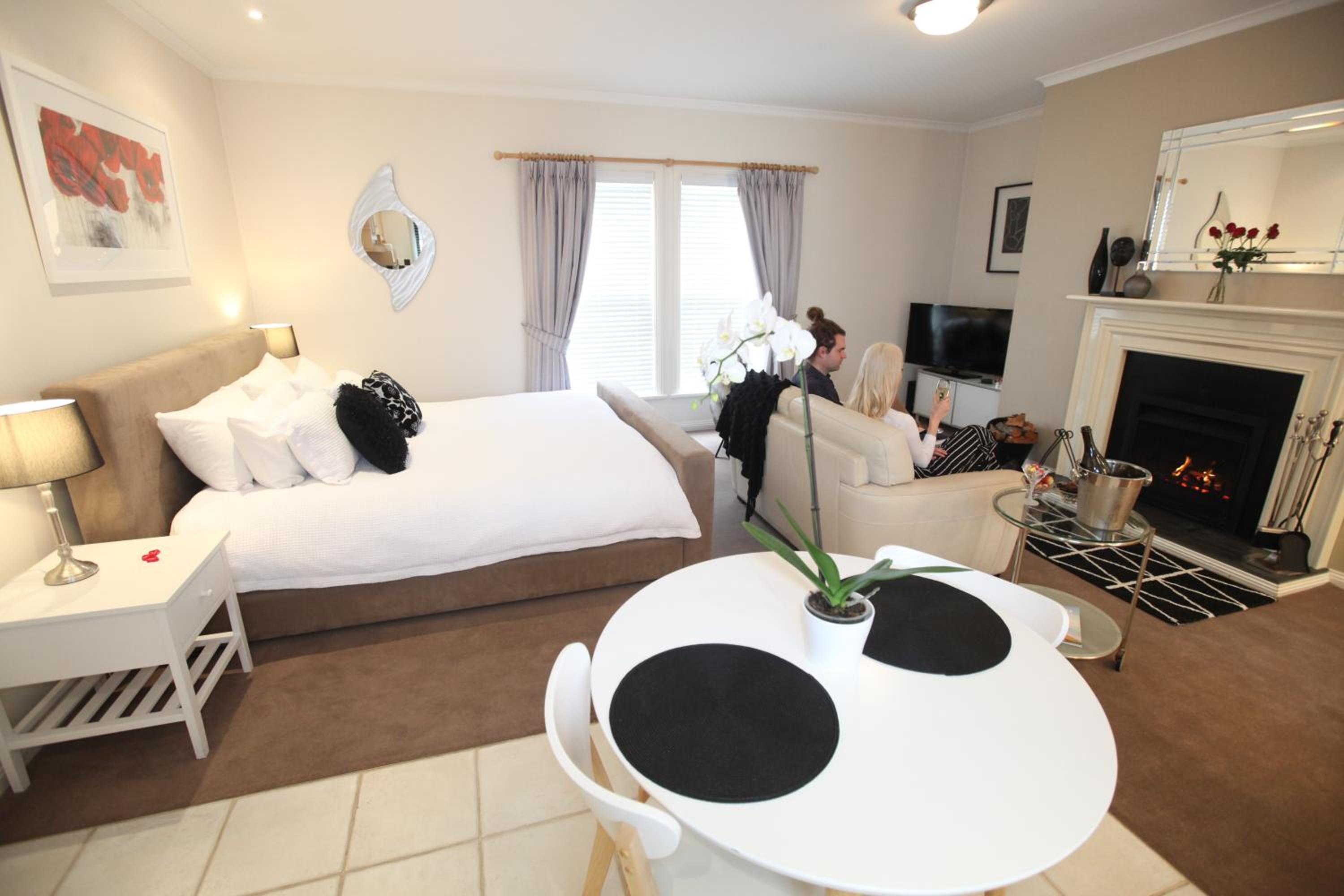 Luxury King Suite - The Contemporary  photo 3