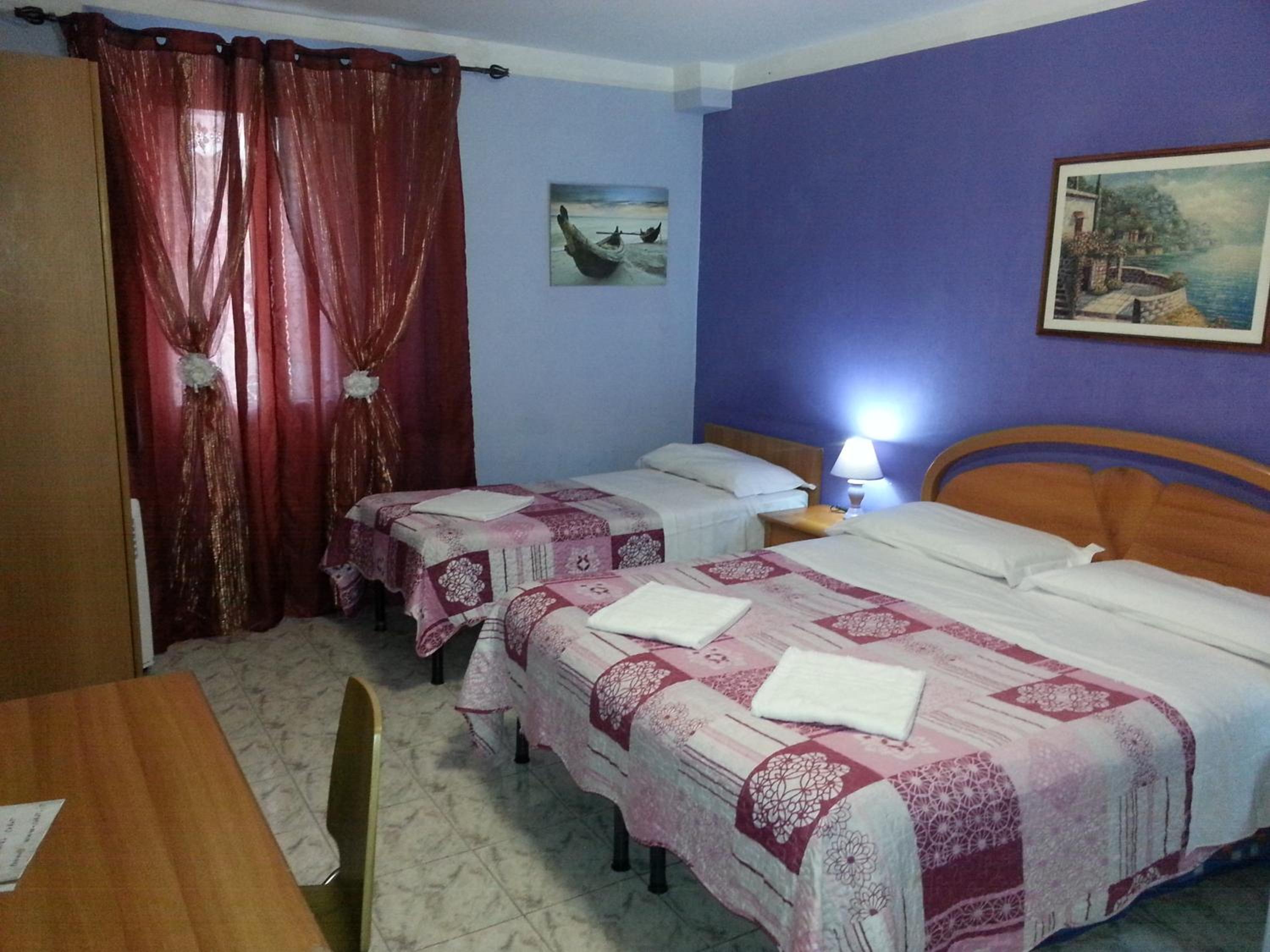 Basic Triple Room with Shared Bathroom