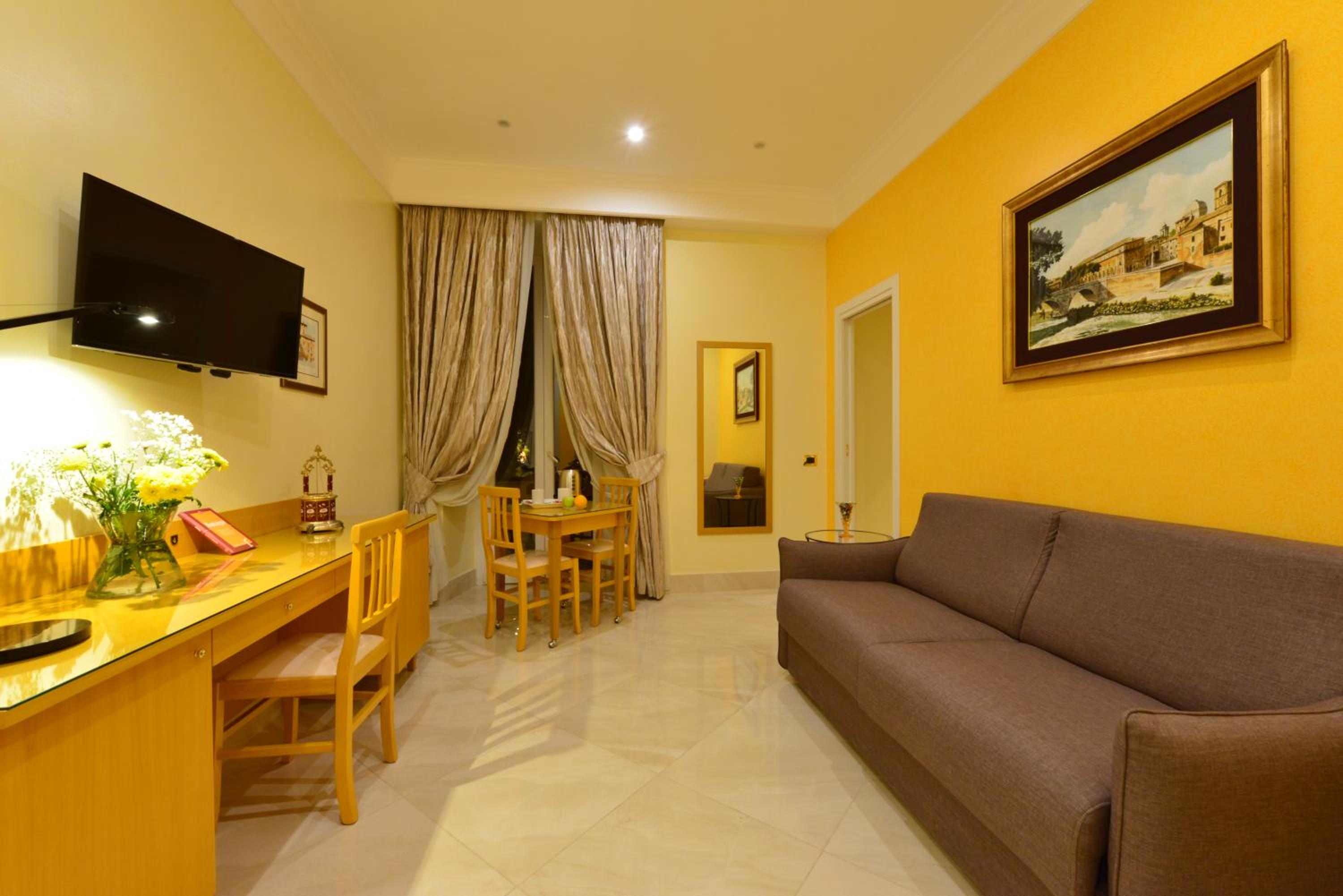 Deluxe King Suite photo 3