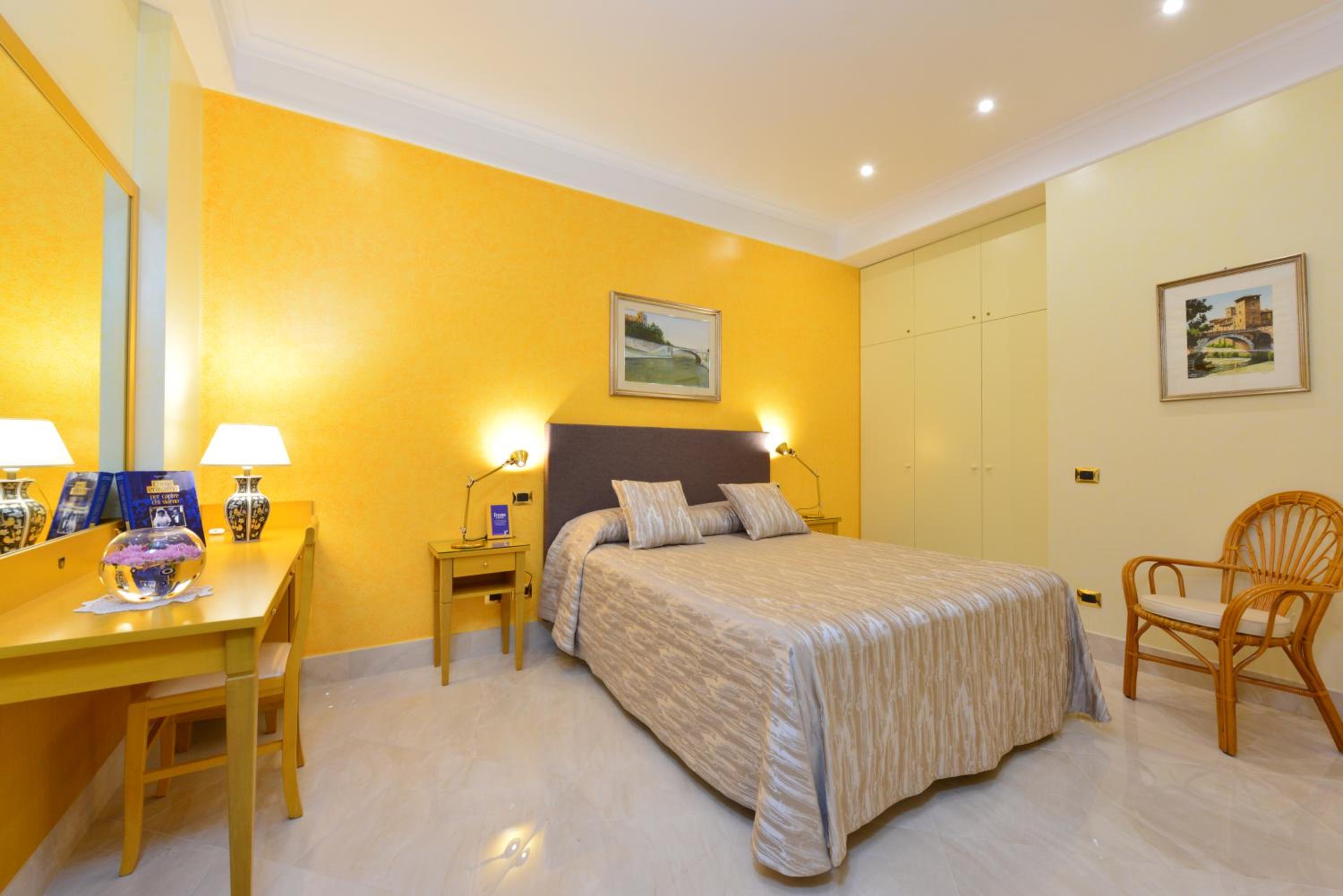 Deluxe King Suite photo 1