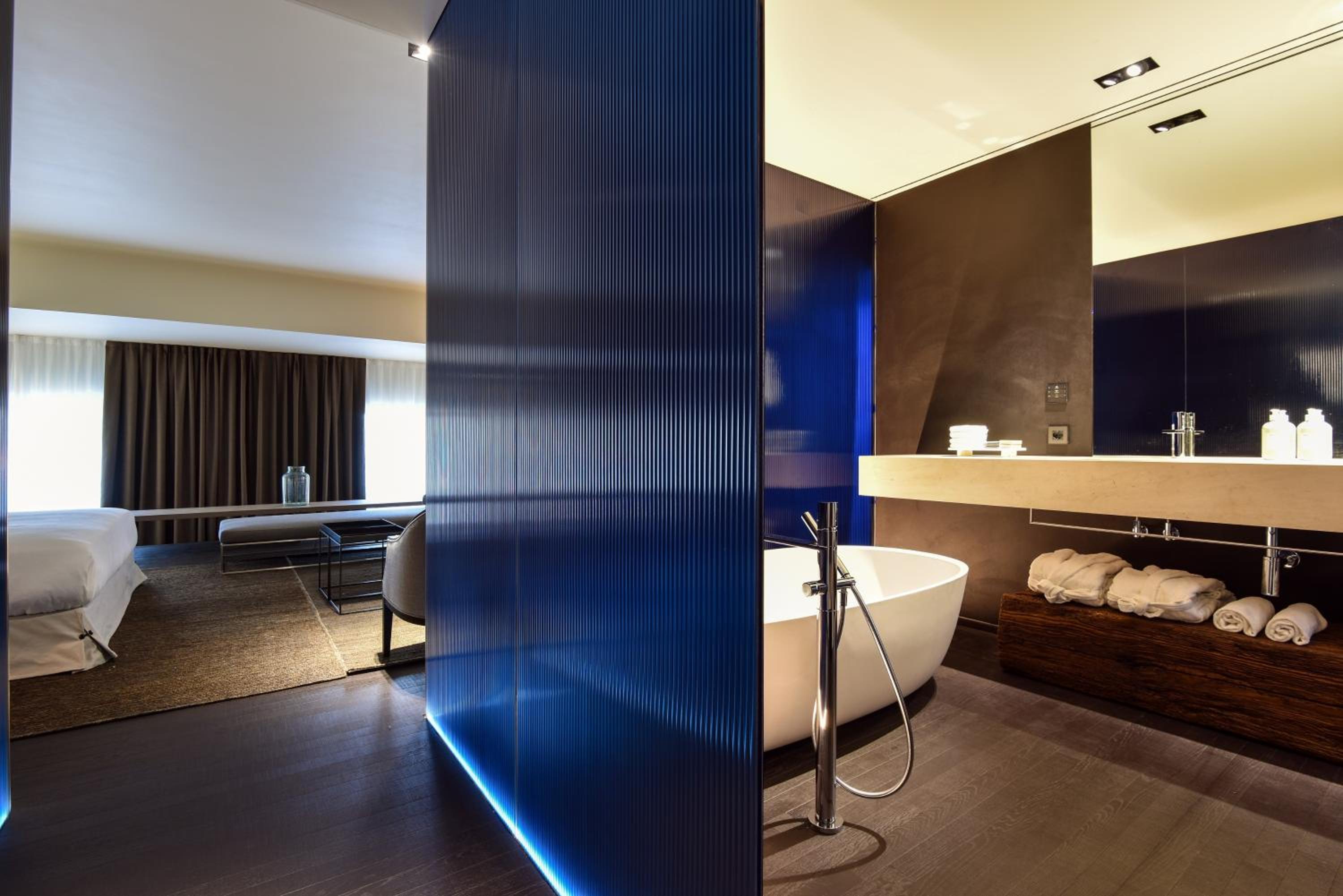 Suite with Lake View - Photo 5