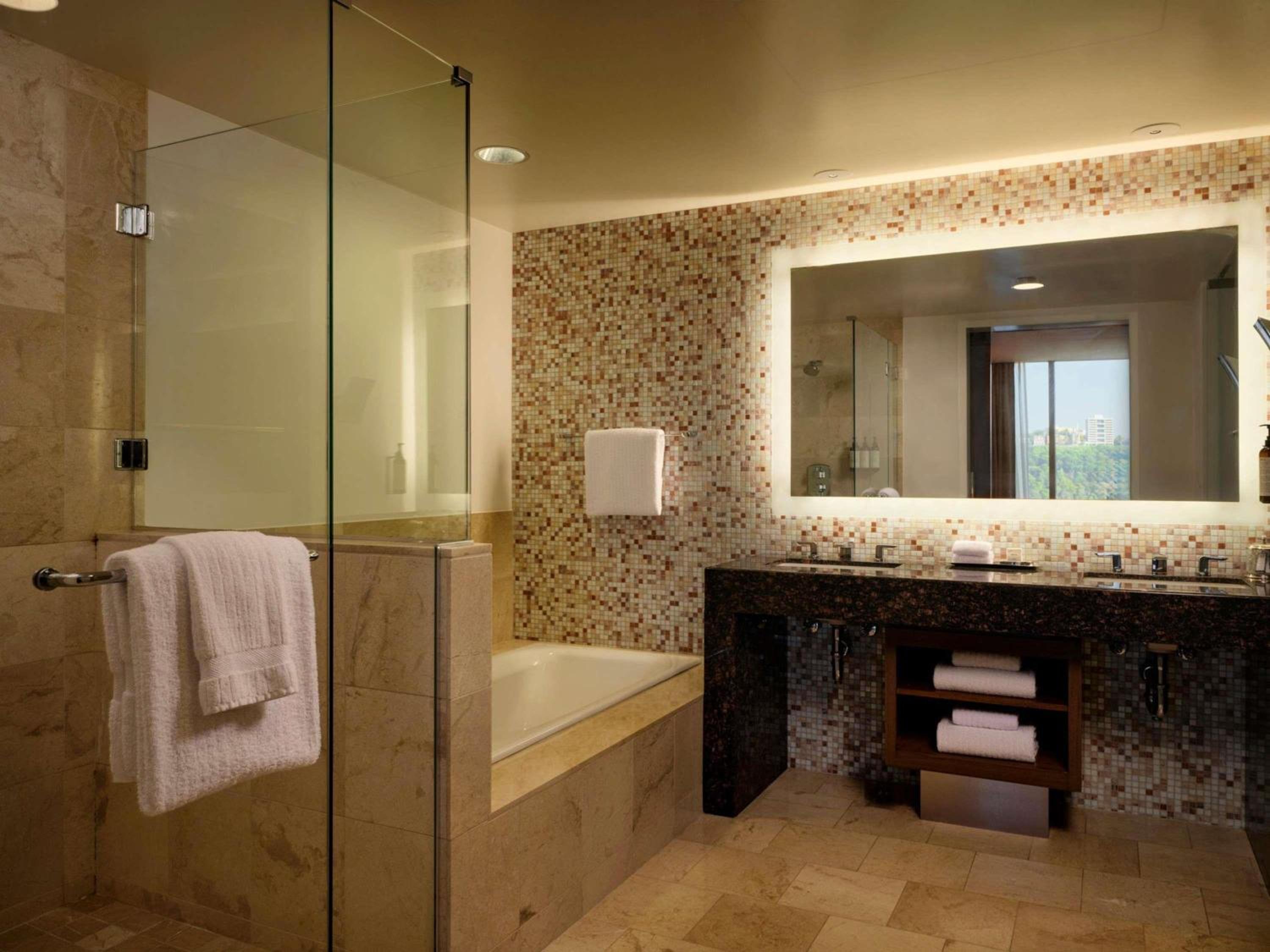 Executive King Suite with Mountain View photo 3