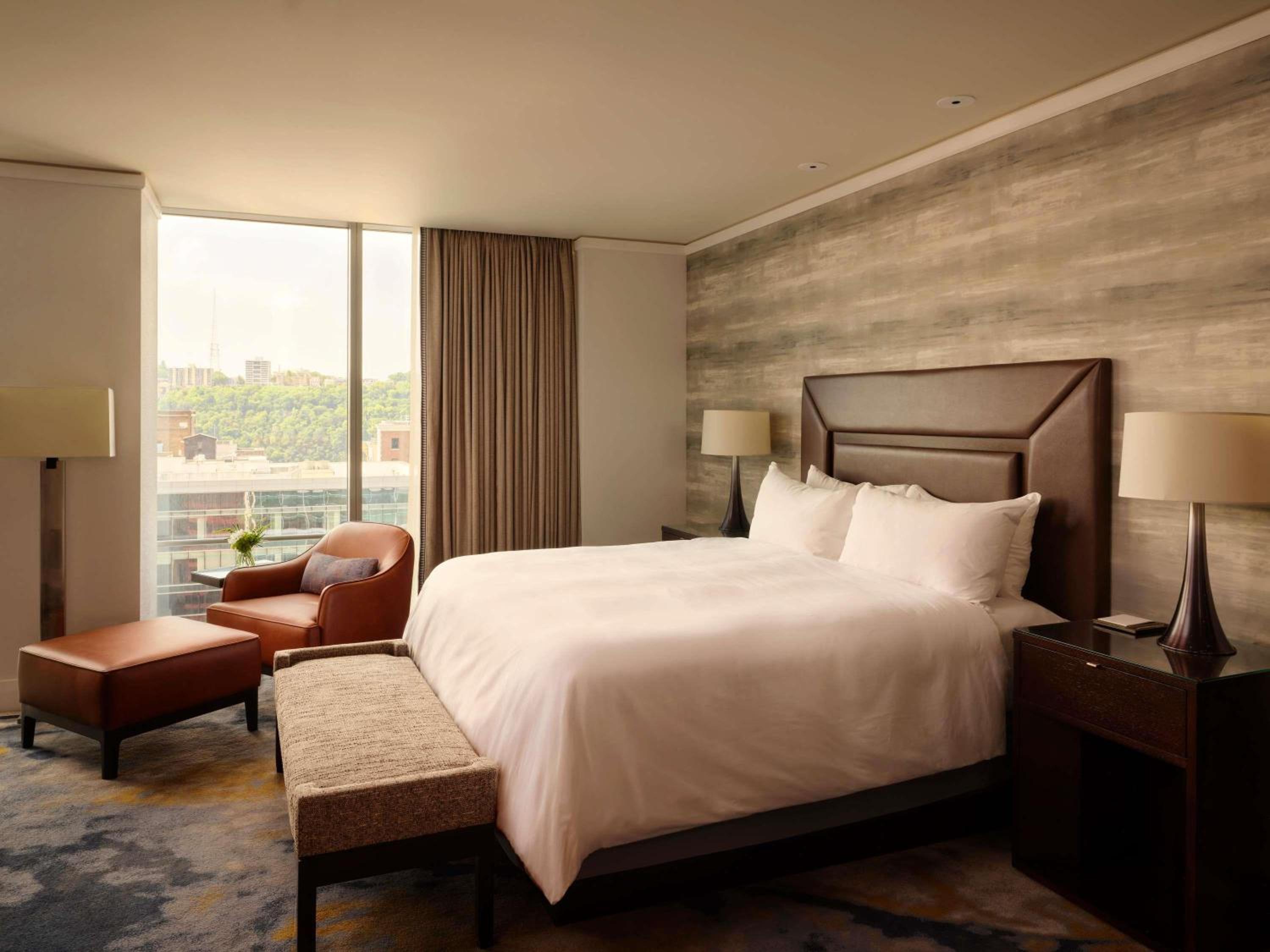 Executive King Suite with Mountain View photo 1